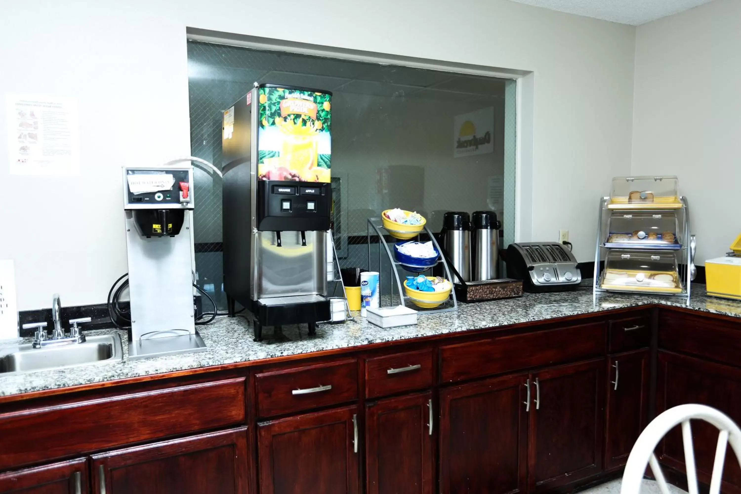 Coffee/tea facilities, Kitchen/Kitchenette in Super 8 by Wyndham Villa Rica