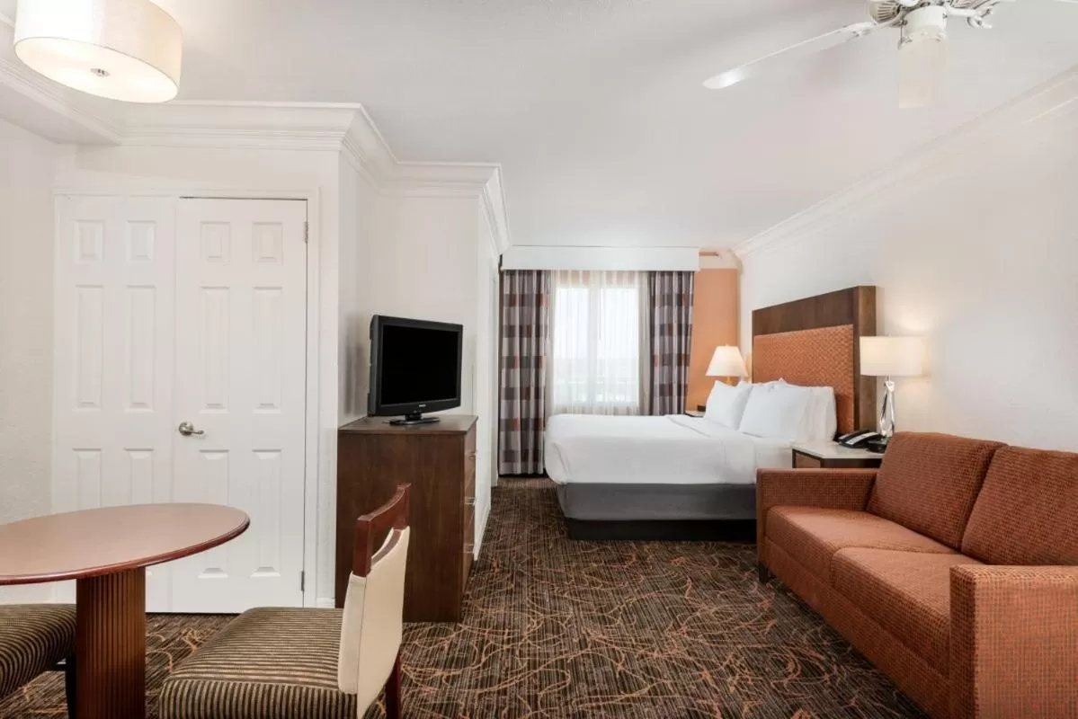 Photo of the whole room, Bed in Holiday Inn Fort Lauderdale Airport by IHG