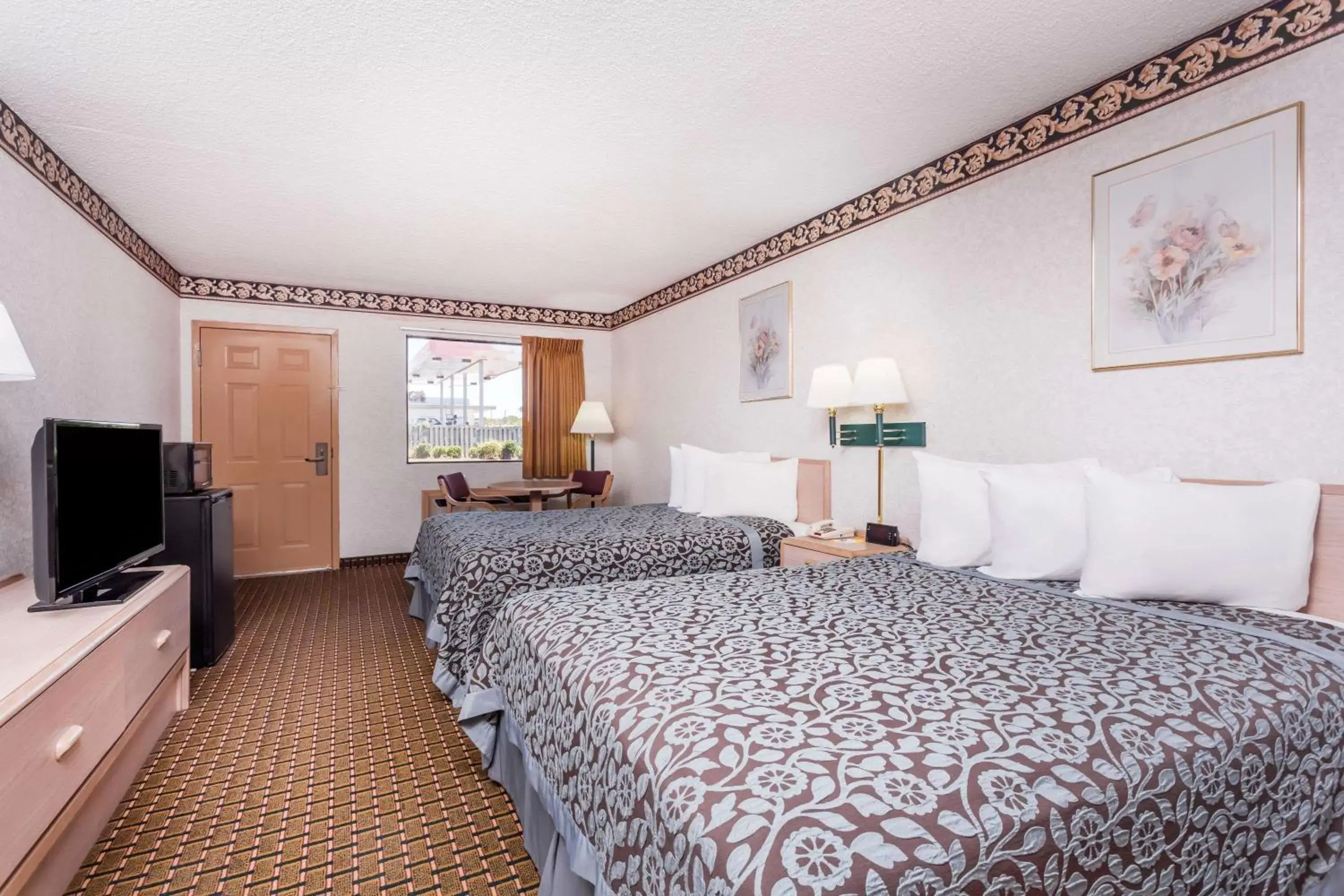 Photo of the whole room, Bed in Days Inn by Wyndham Byron