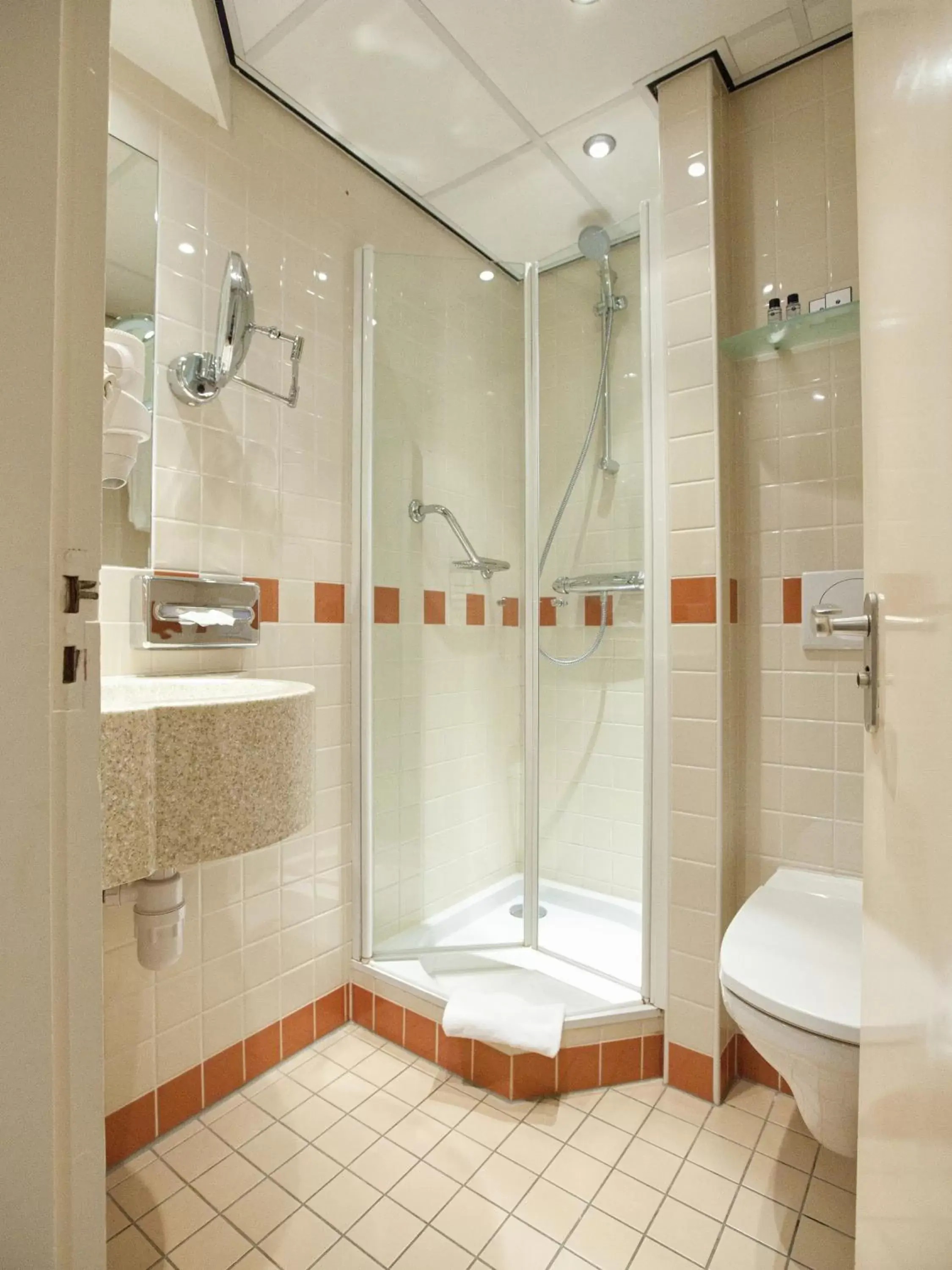 Shower, Bathroom in Fletcher Familiehotel Paterswolde