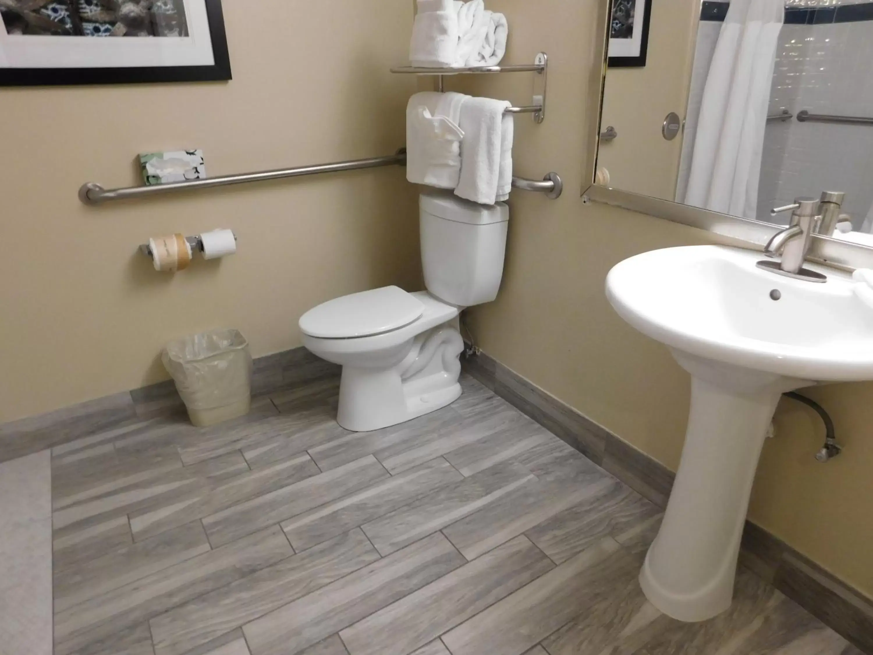 acessibility, Bathroom in Best Western Plus - Anaheim Orange County Hotel