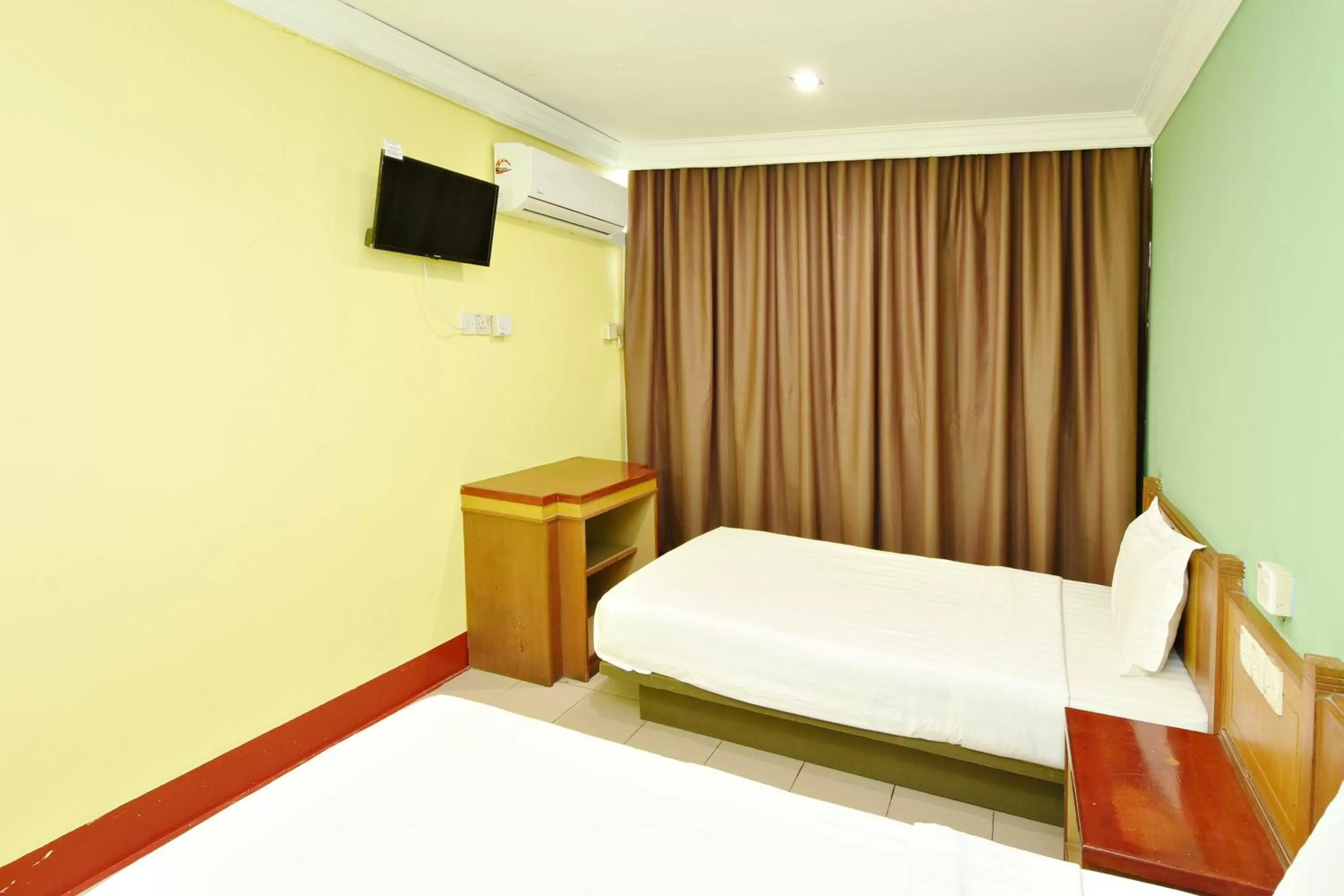 Bedroom, Bed in Mandarin Inn by Glex