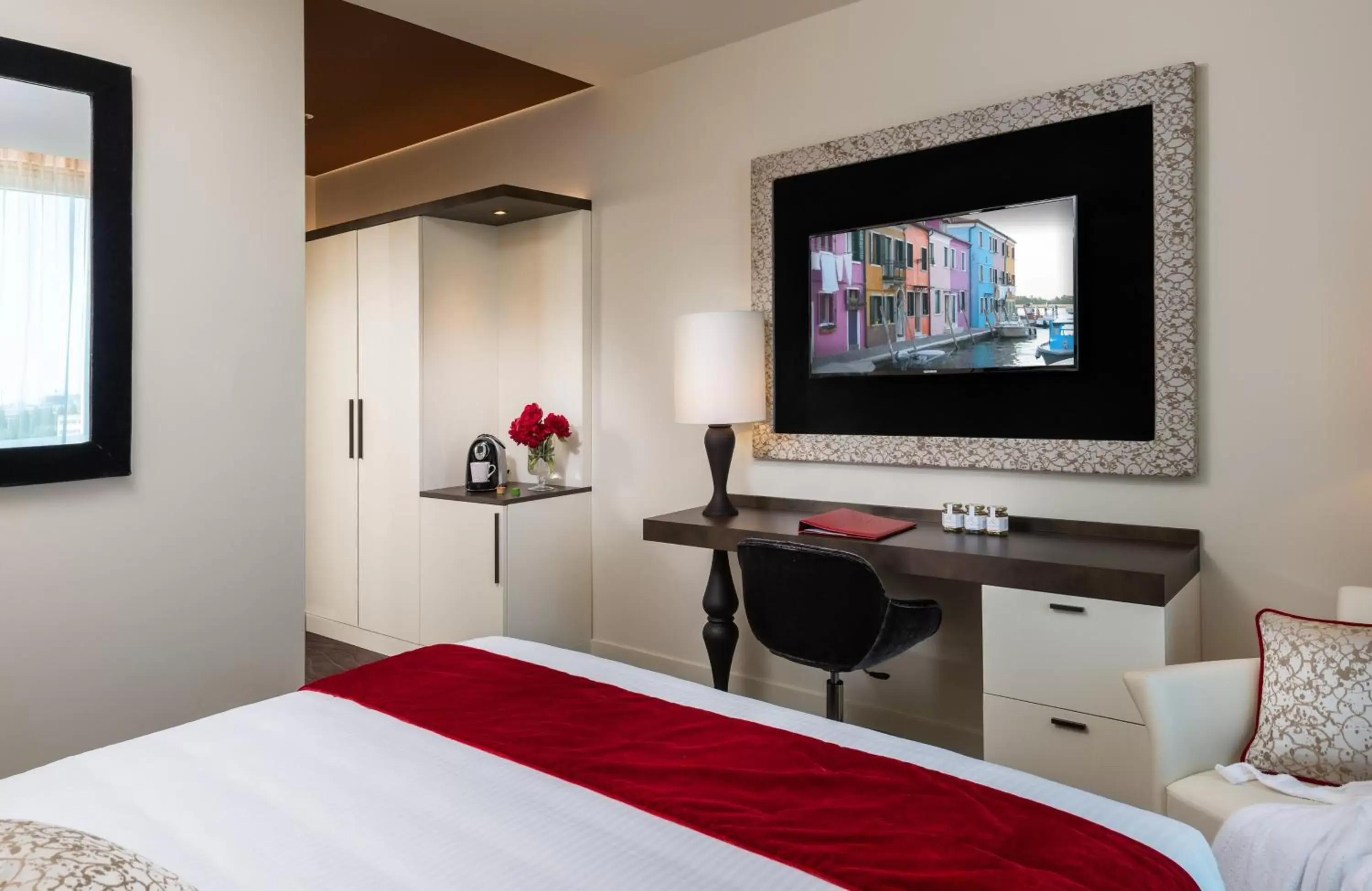 Bedroom, TV/Entertainment Center in Leonardo Royal Hotel Venice Mestre