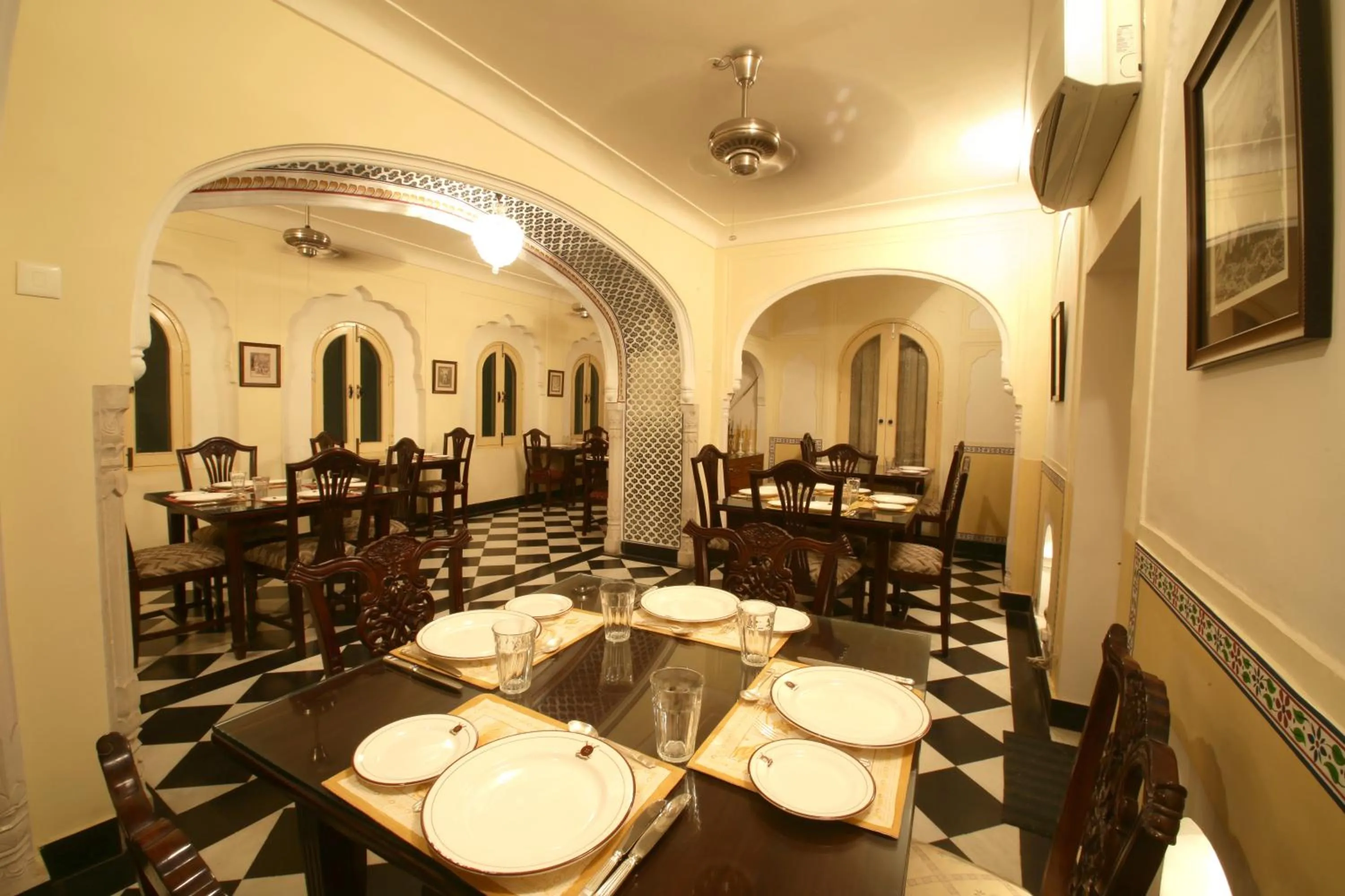 Restaurant/places to eat in Khatu Haveli