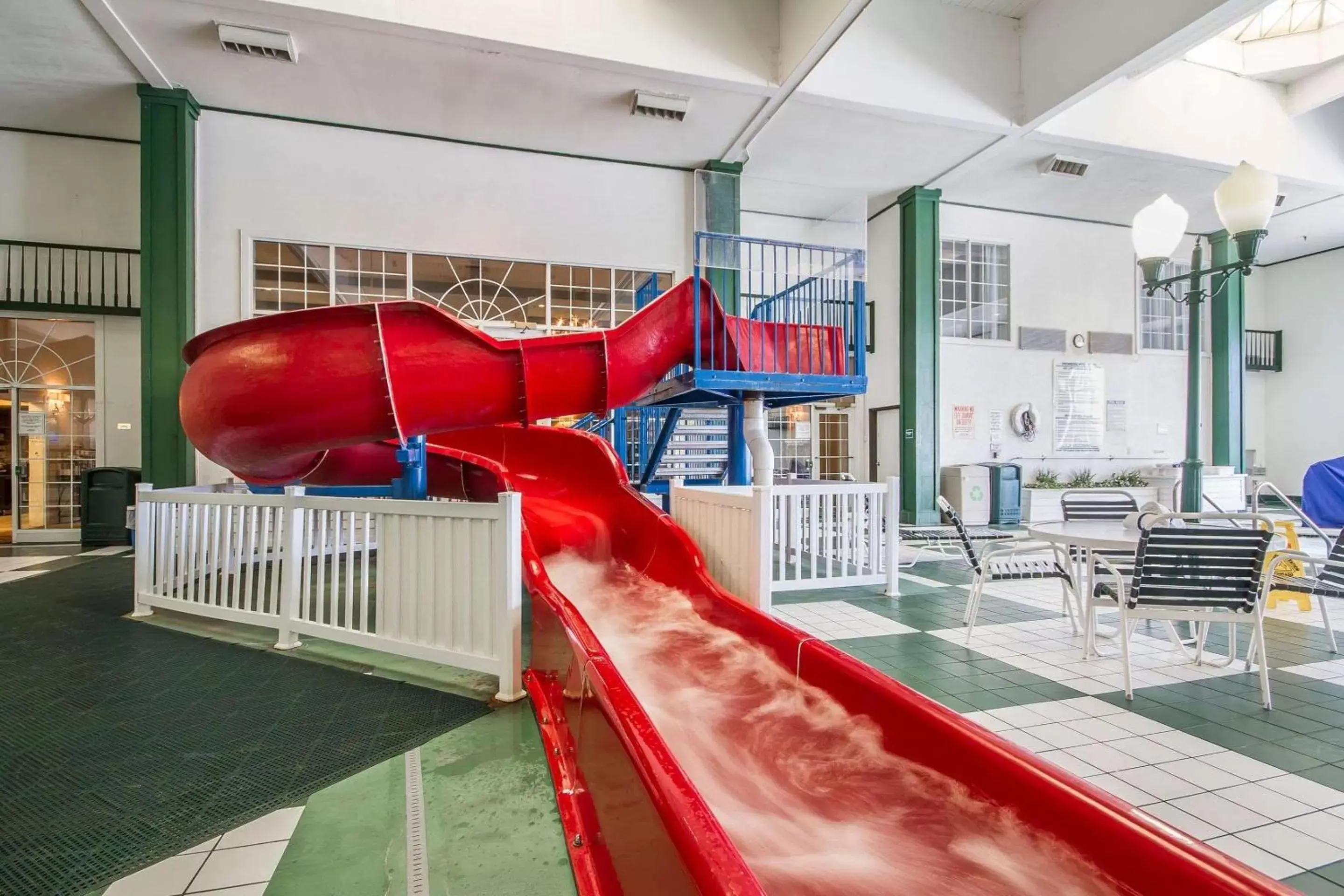 Swimming pool in Comfort Suites Appleton Airport