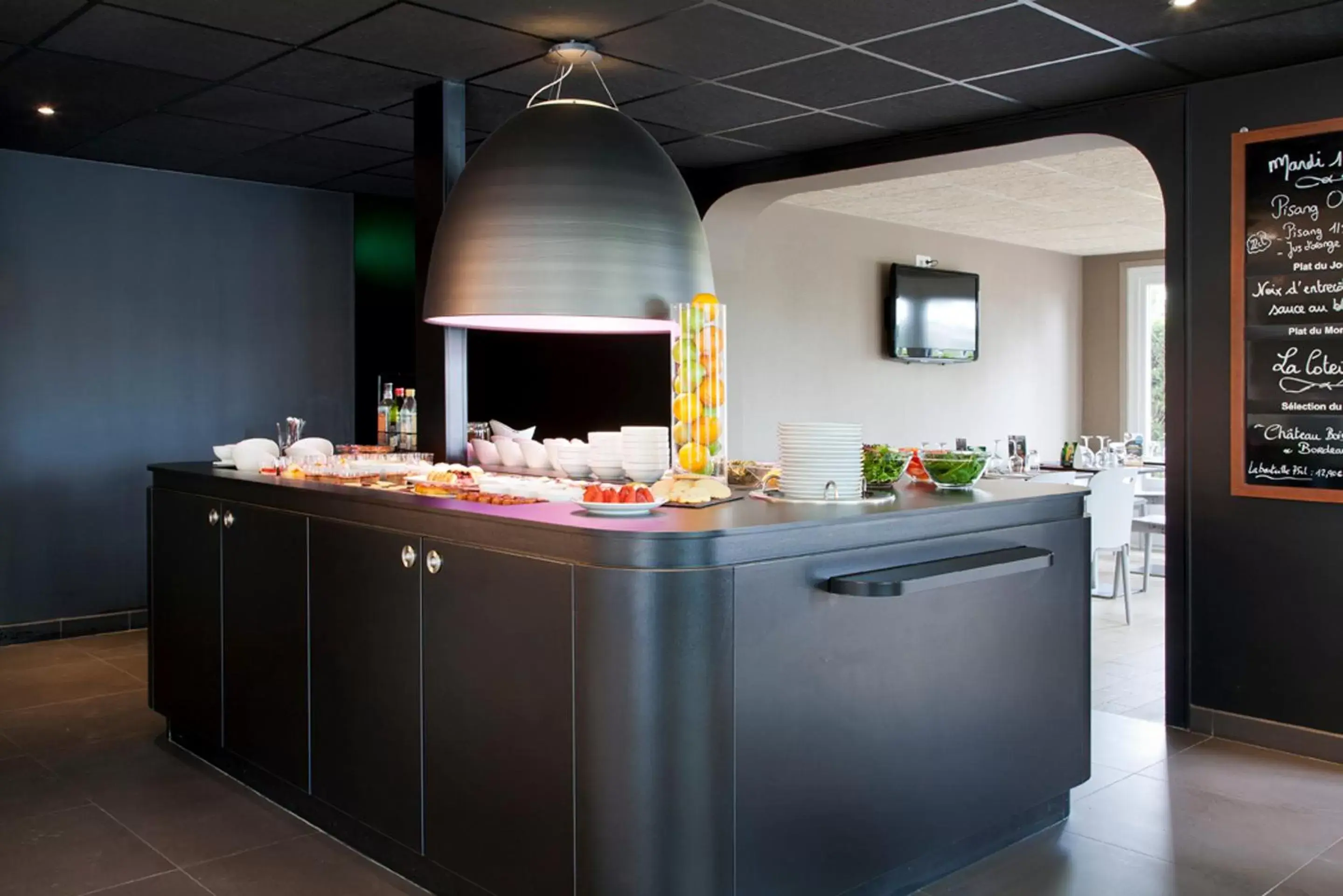 Restaurant/places to eat, Lobby/Reception in Campanile Saint Quentin