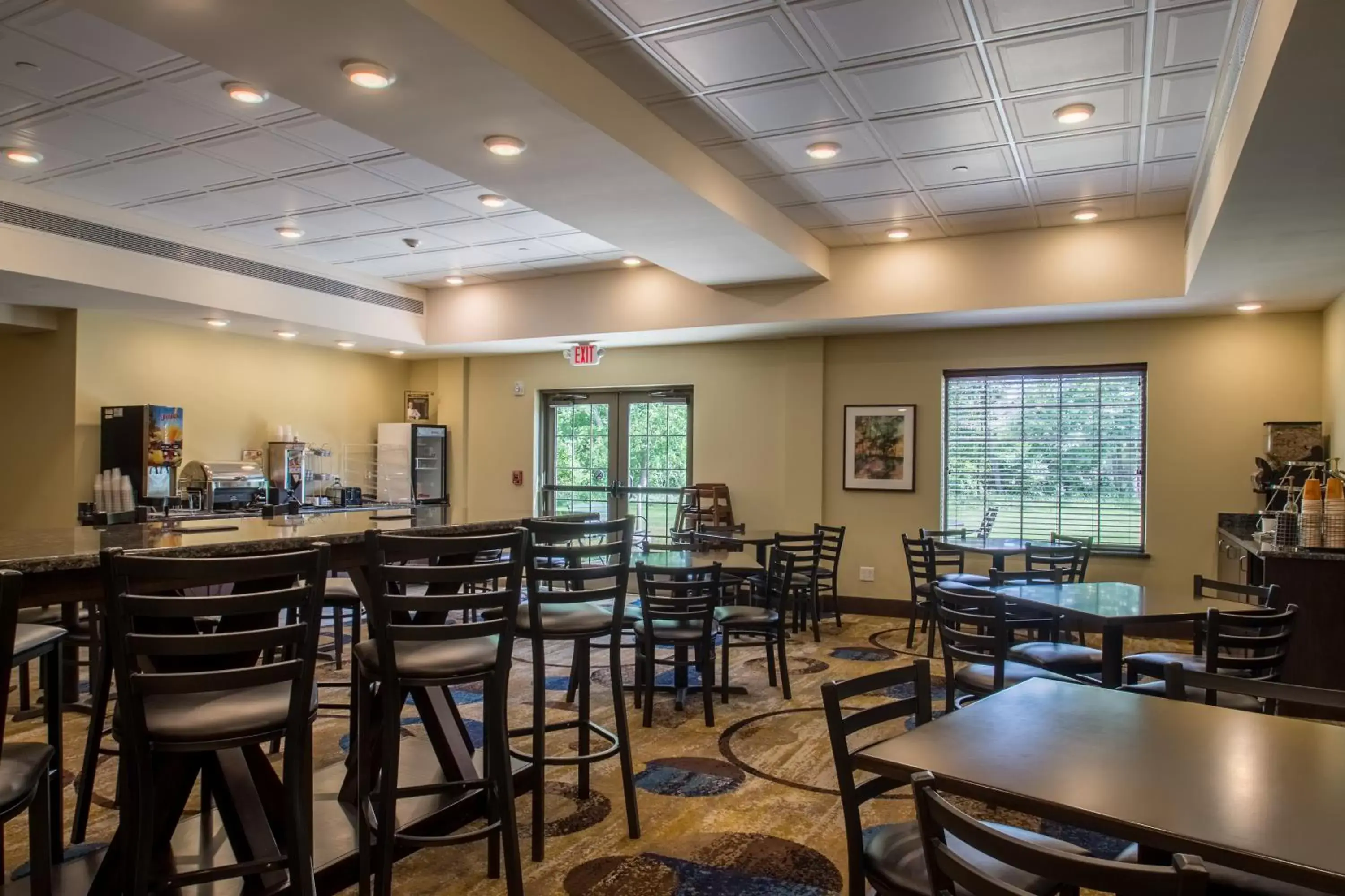 Communal lounge/ TV room, Restaurant/Places to Eat in Cobblestone Inn & Suites - St Marys