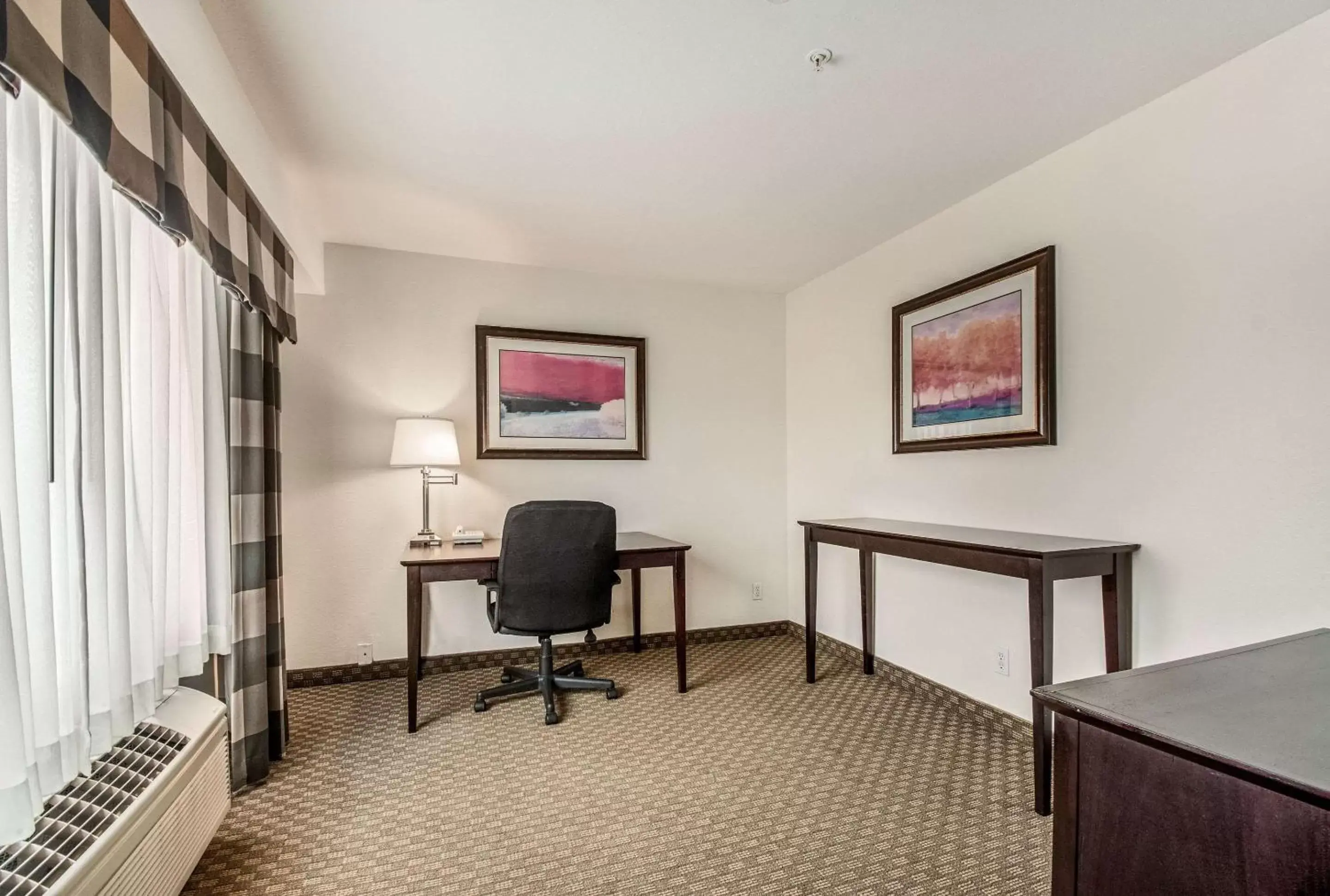 Photo of the whole room, TV/Entertainment Center in Quality Inn Gresham