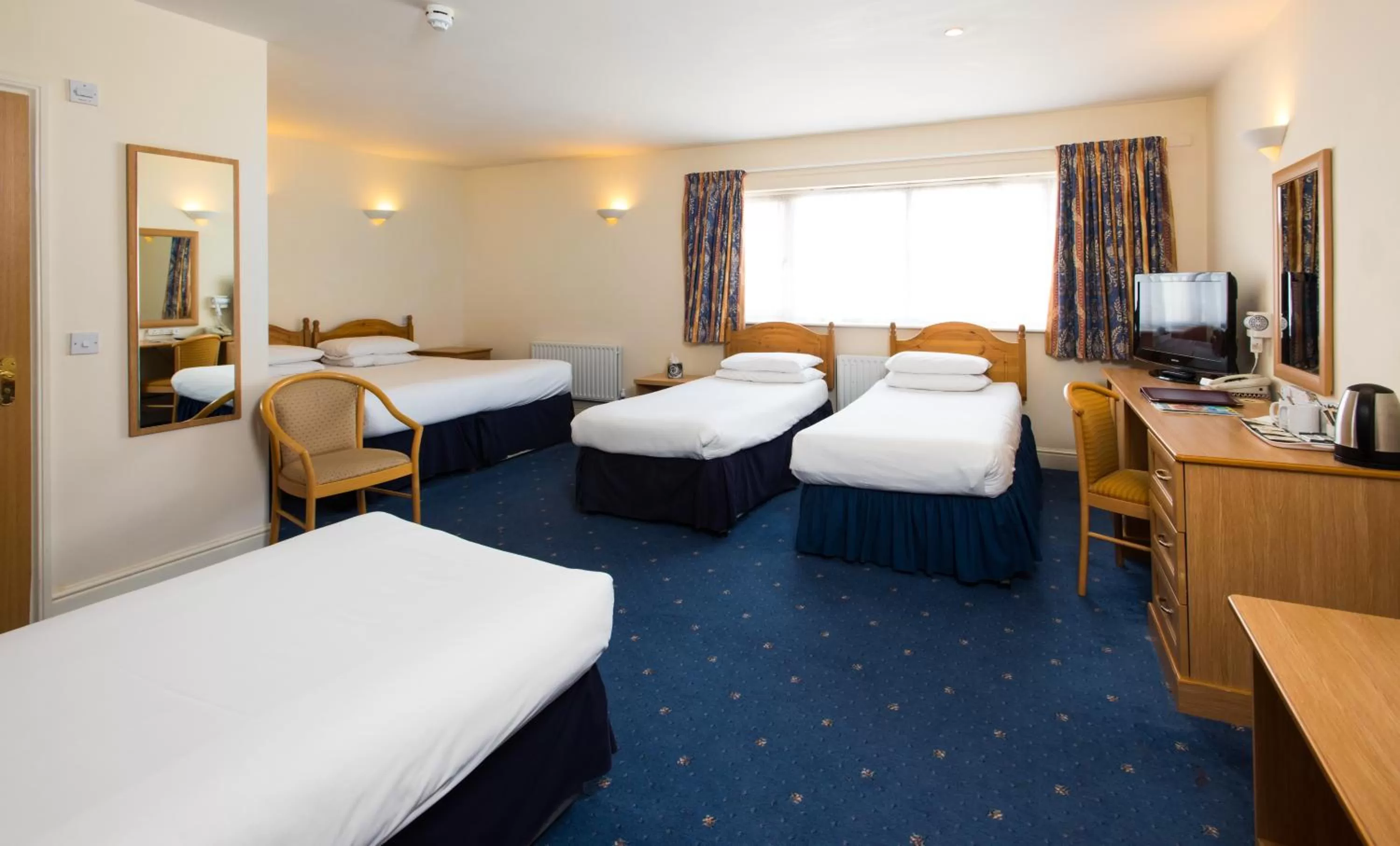 Photo of the whole room, Bed in Mercure Newbury West Grange Hotel