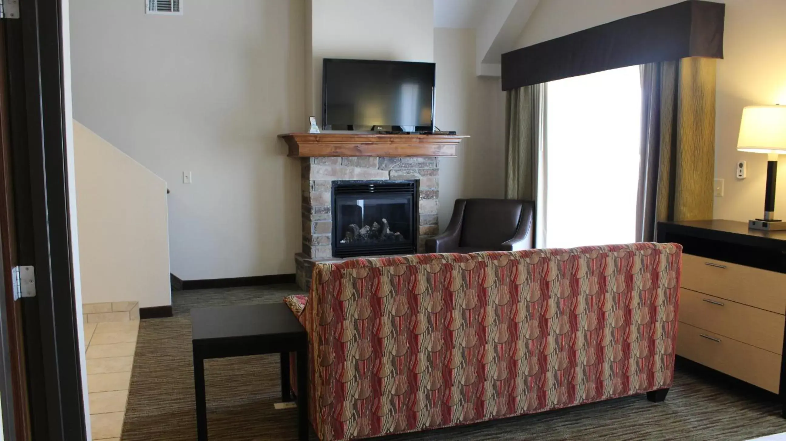 Living room, TV/Entertainment Center in Best Western Plus Landmark Hotel