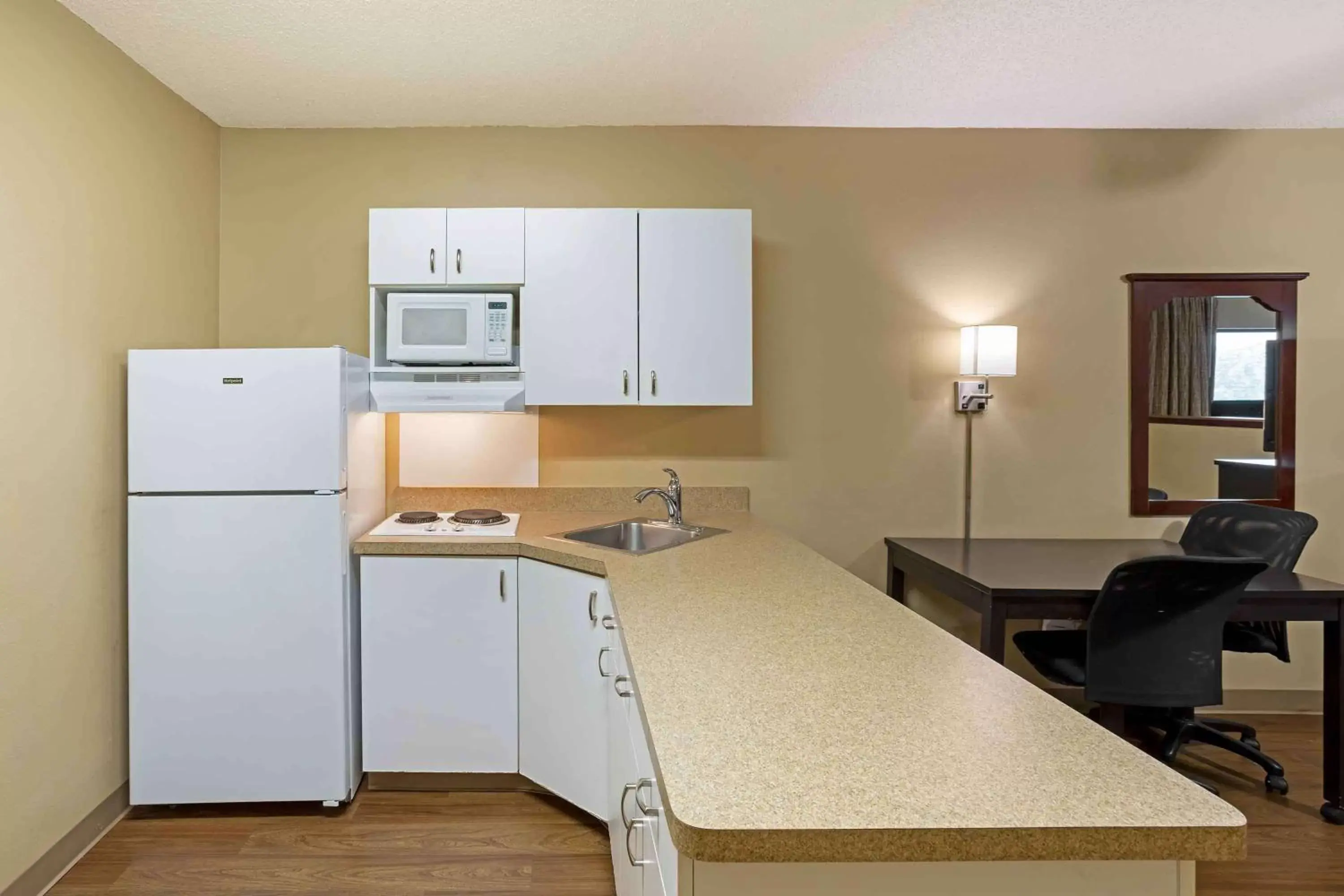 Bedroom, Kitchen/Kitchenette in Extended Stay America Suites - Meadowlands - Rutherford