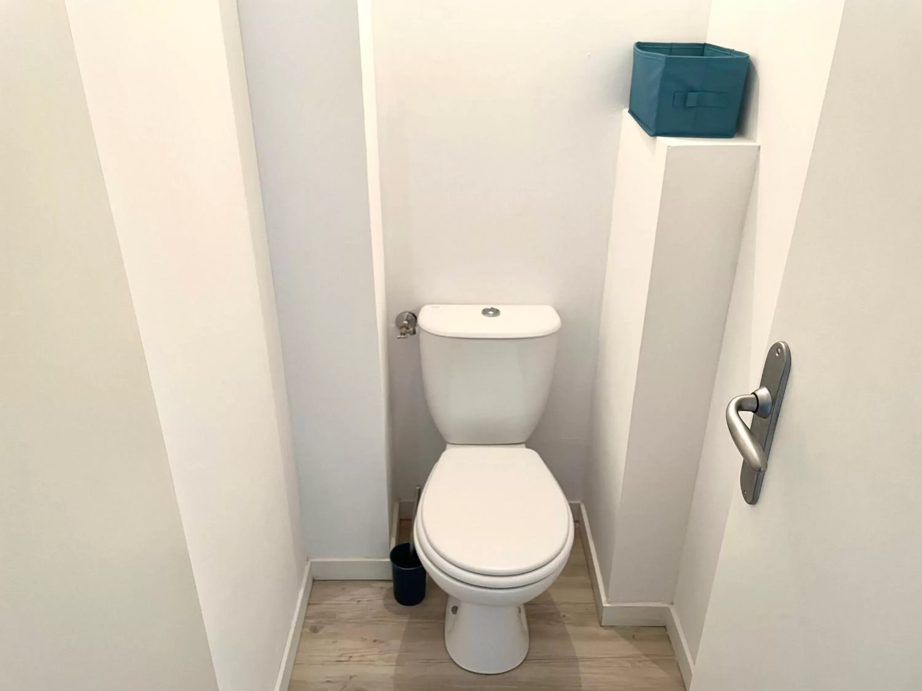 Toilet, Bathroom in Dupain & Dubeurre Appart'Hôtel - Parking