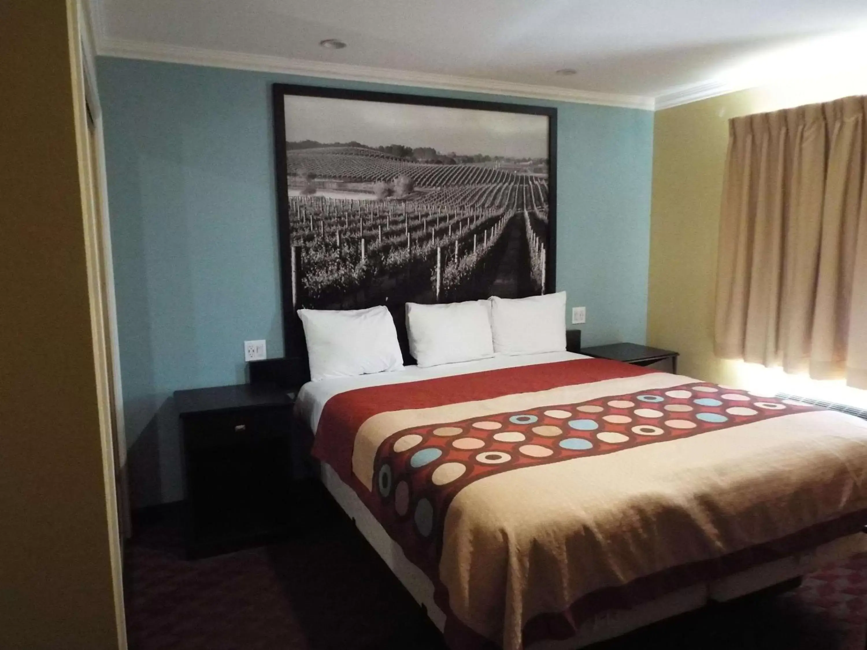 Photo of the whole room, Bed in INN at King City