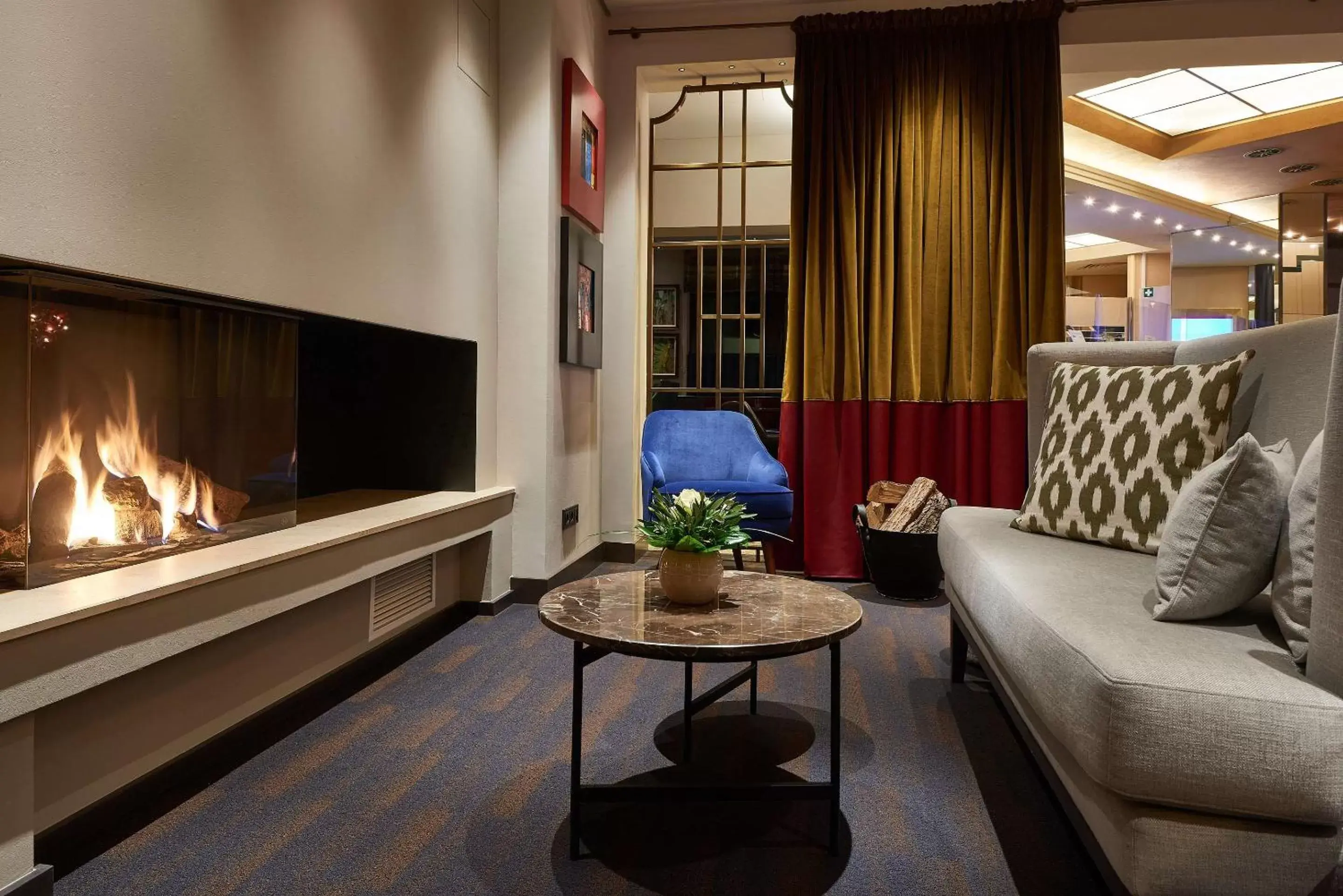 Lounge or bar, TV/Entertainment Center in Best Western Plus Hotel St. Raphael