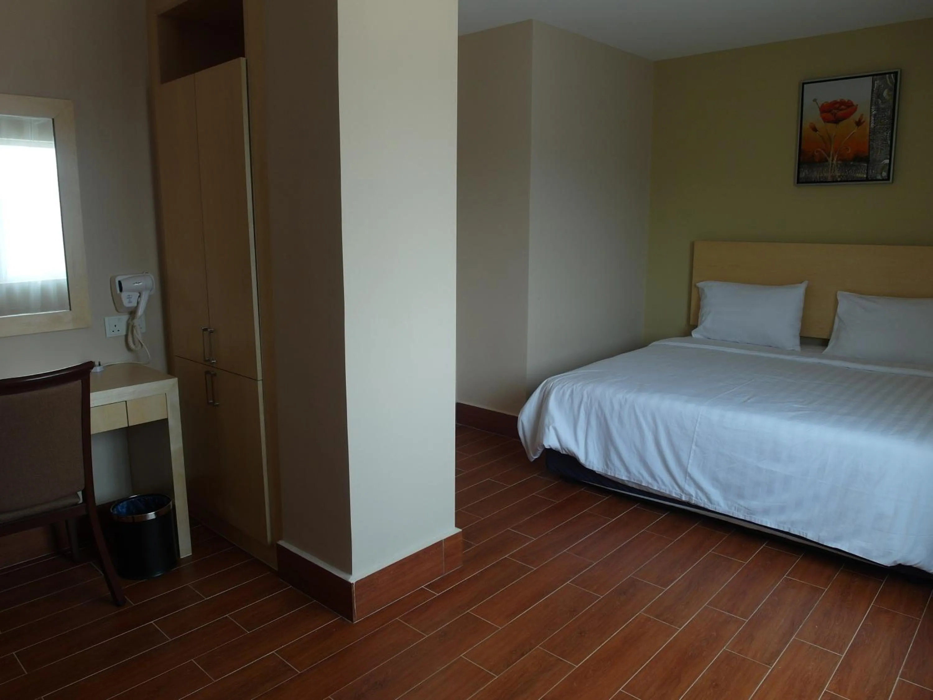 Photo of the whole room, Bed in Metro Hotel @ KL Sentral