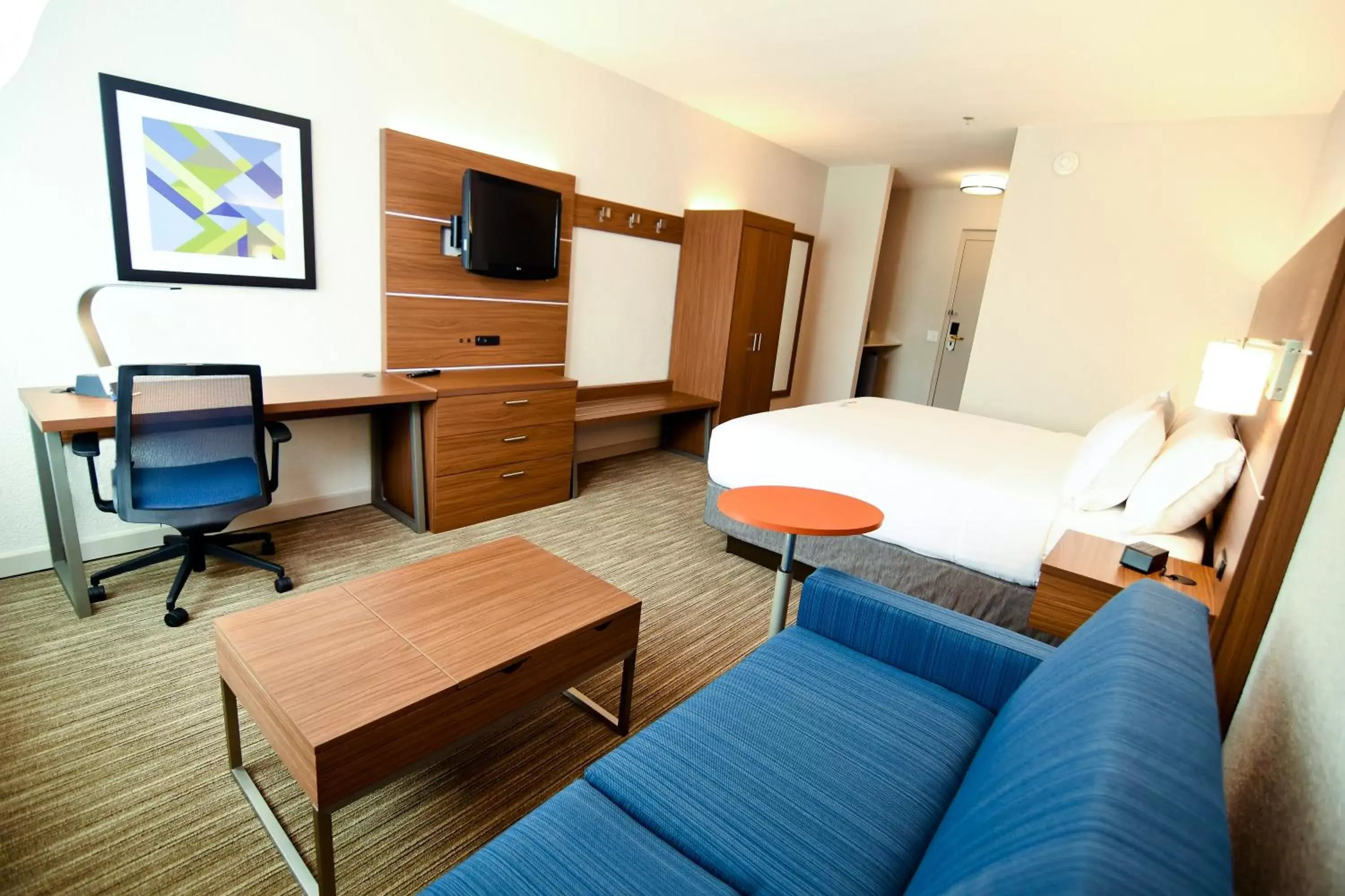 Photo of the whole room, TV/Entertainment Center in Holiday Inn Express Hotel & Suites Port Clinton-Catawba Island, an IHG Hotel