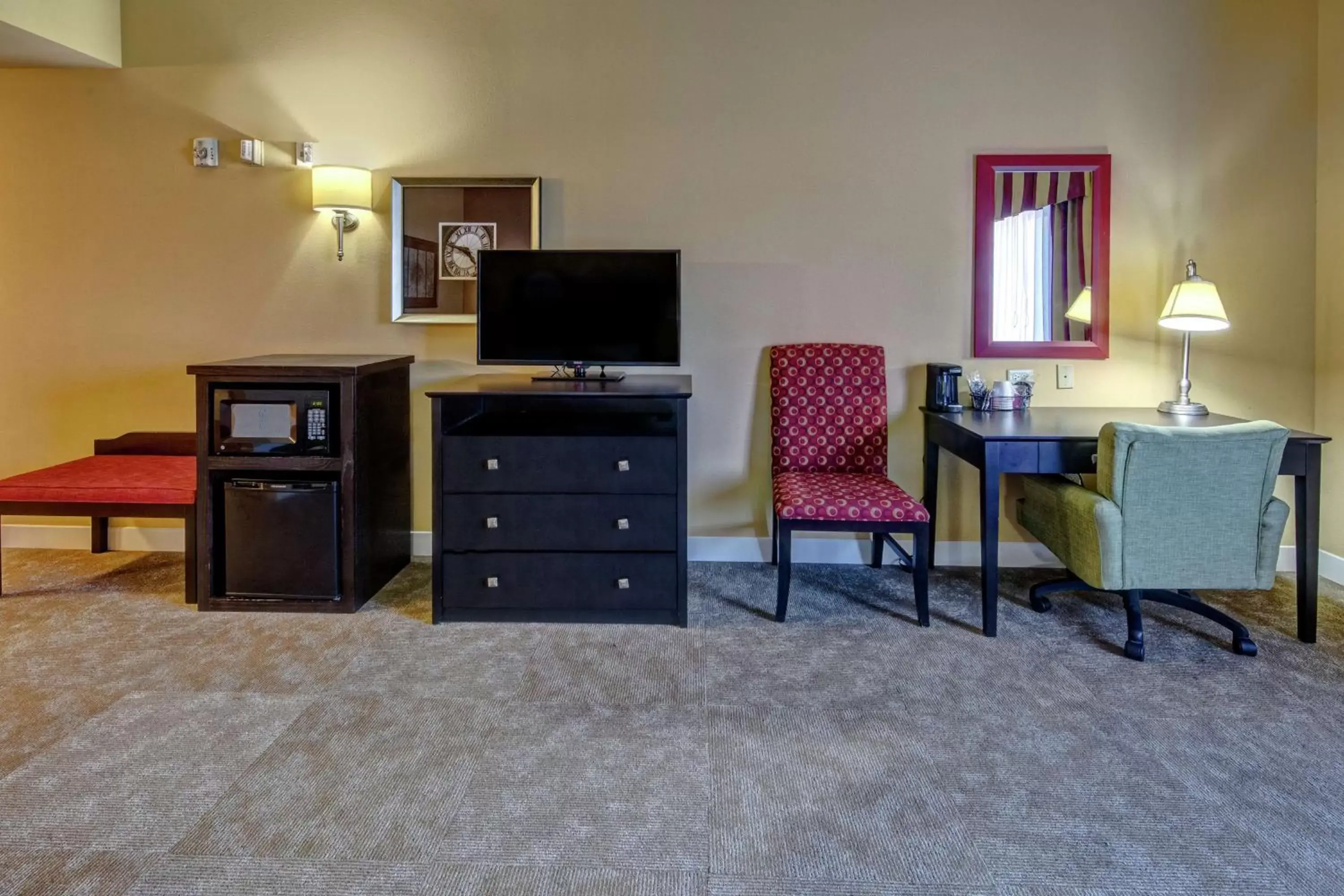 Bedroom, TV/Entertainment Center in Hampton Inn By Hilton Jacksonville