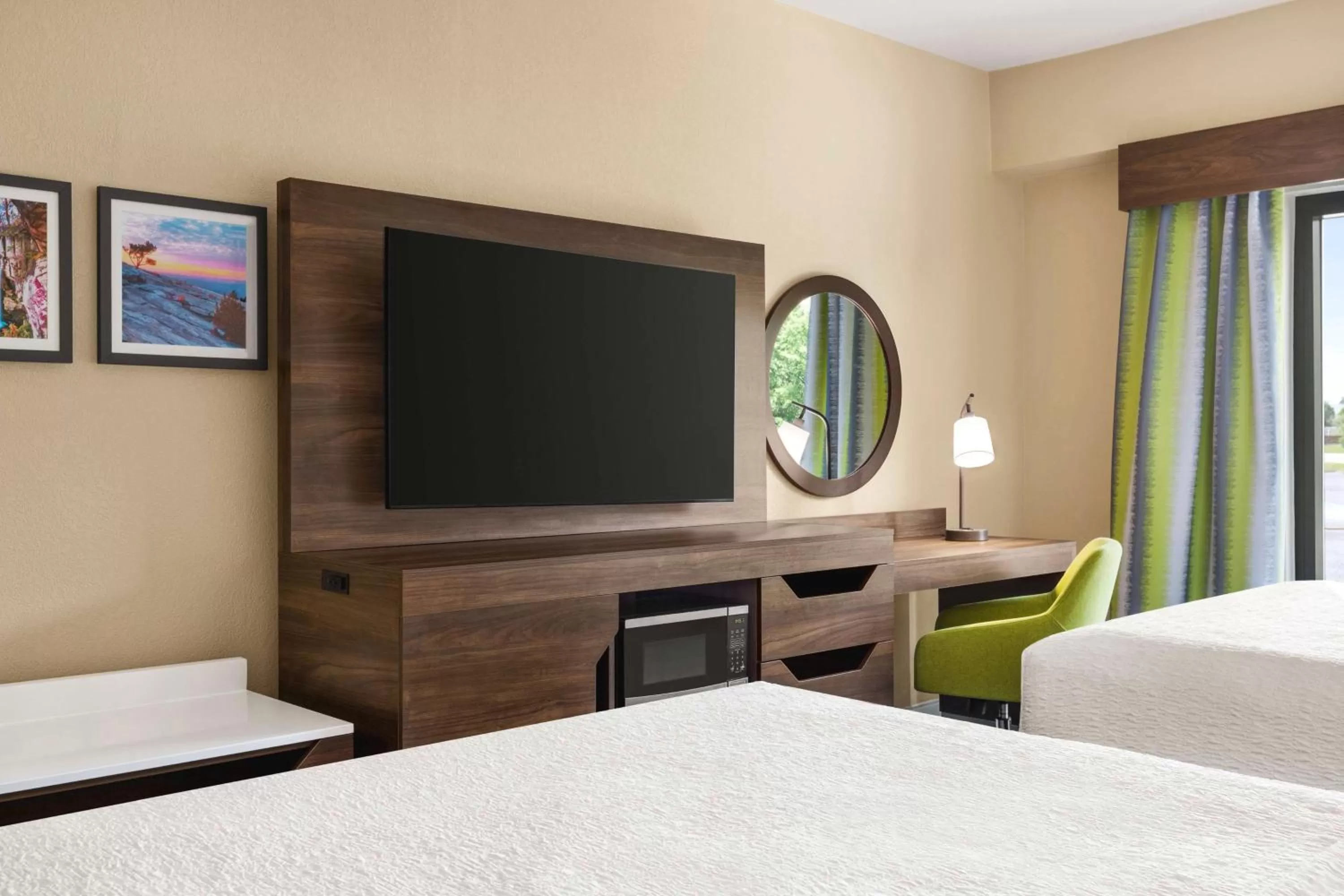 Bedroom, Bed in Hampton Inn Atlanta-Stone Mountain