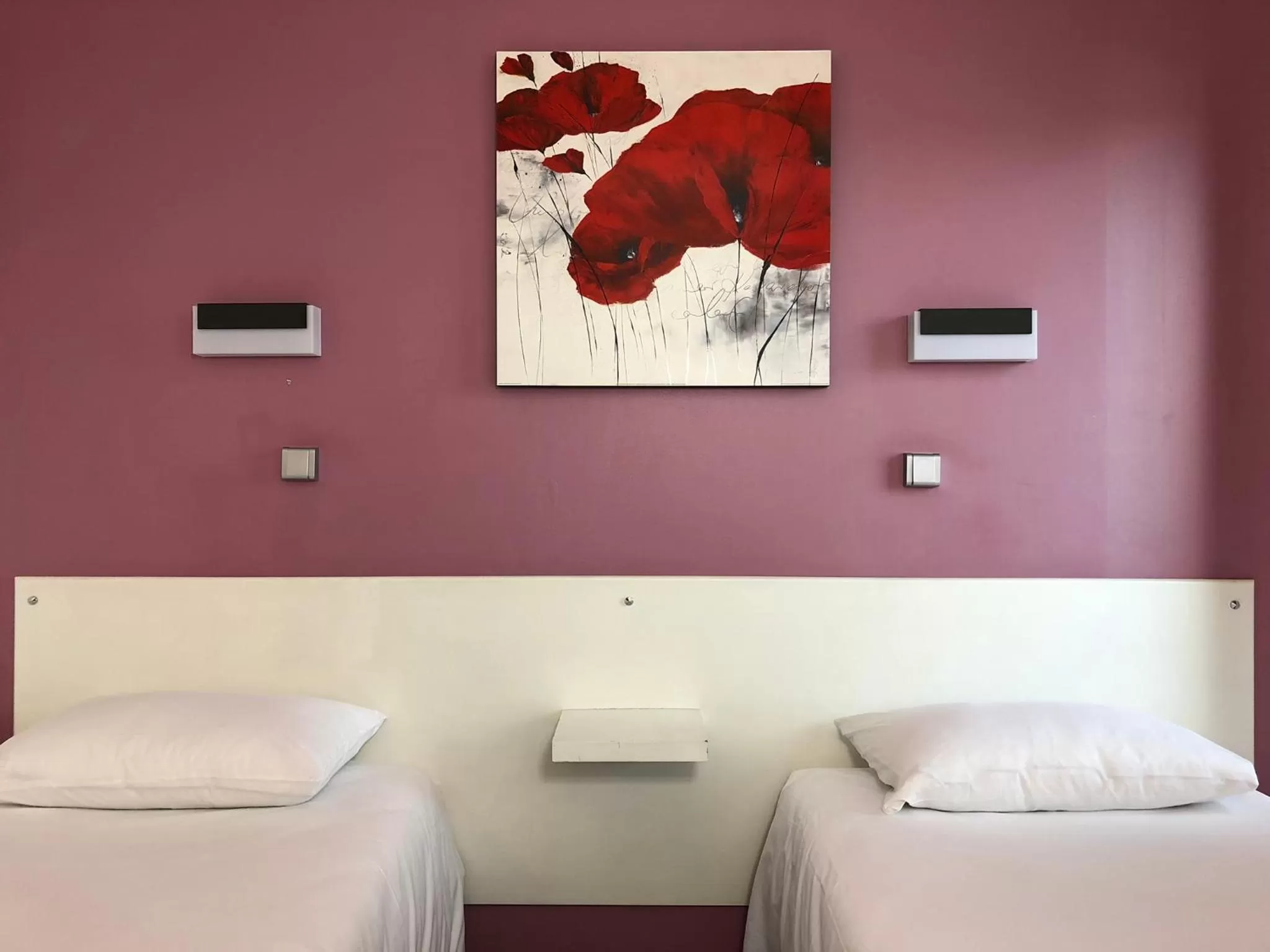 Bedroom, Bed in HALT HOTEL - Choisissez l'Hôtellerie Indépendante