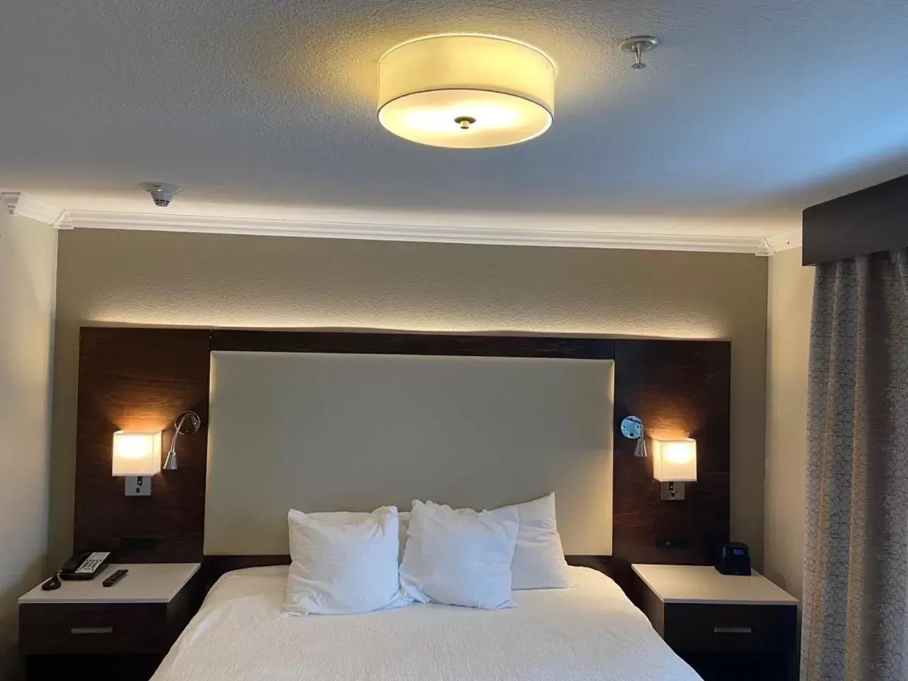 Bed in Best Western Premier Bridgewood Hotel Resort