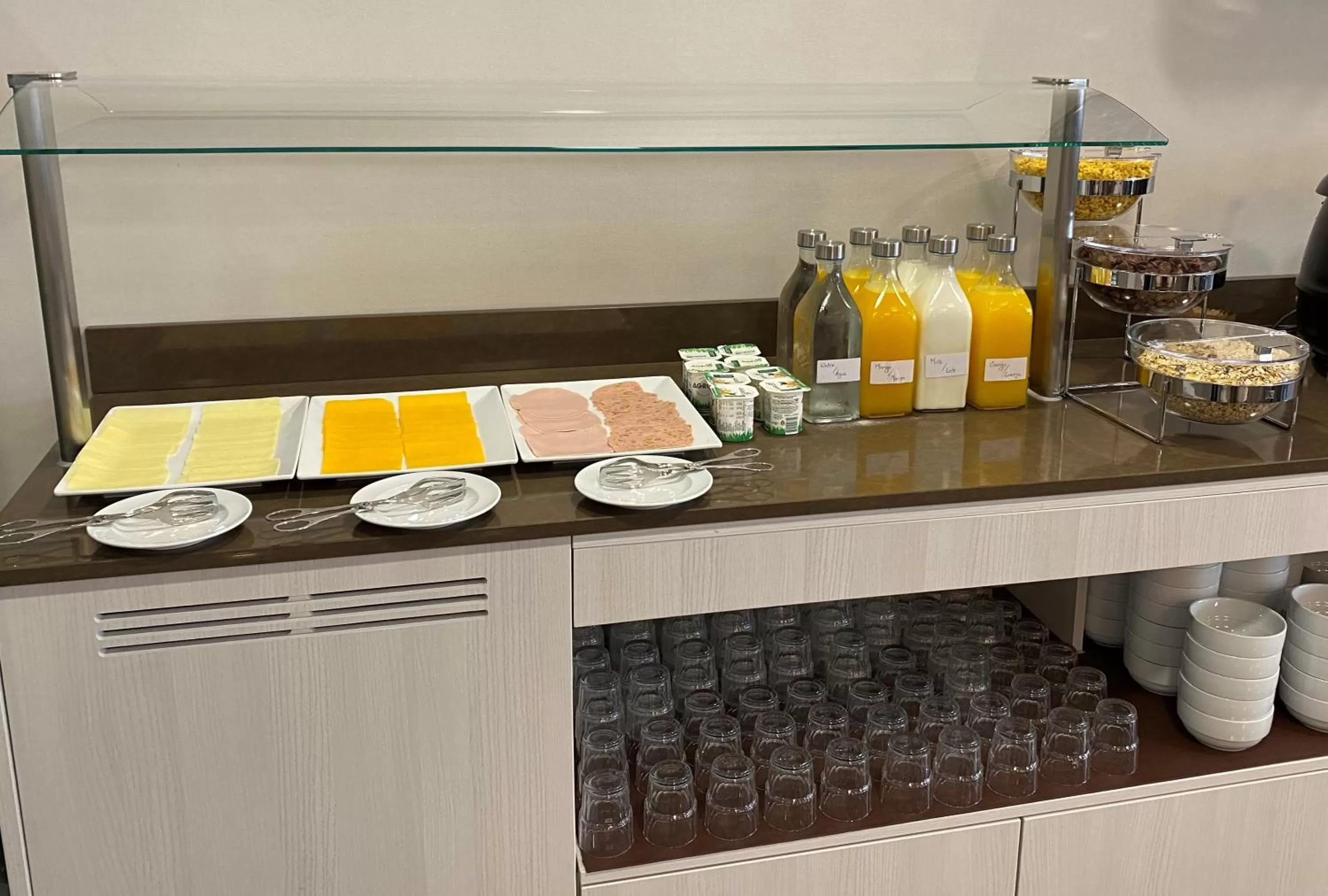 Breakfast, Kitchen/Kitchenette in Cascais City & Beach Hotel