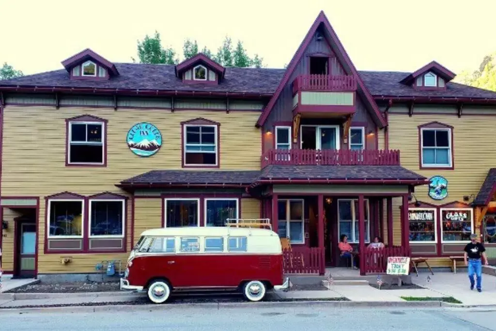 Property Building in Clear Creek Inn