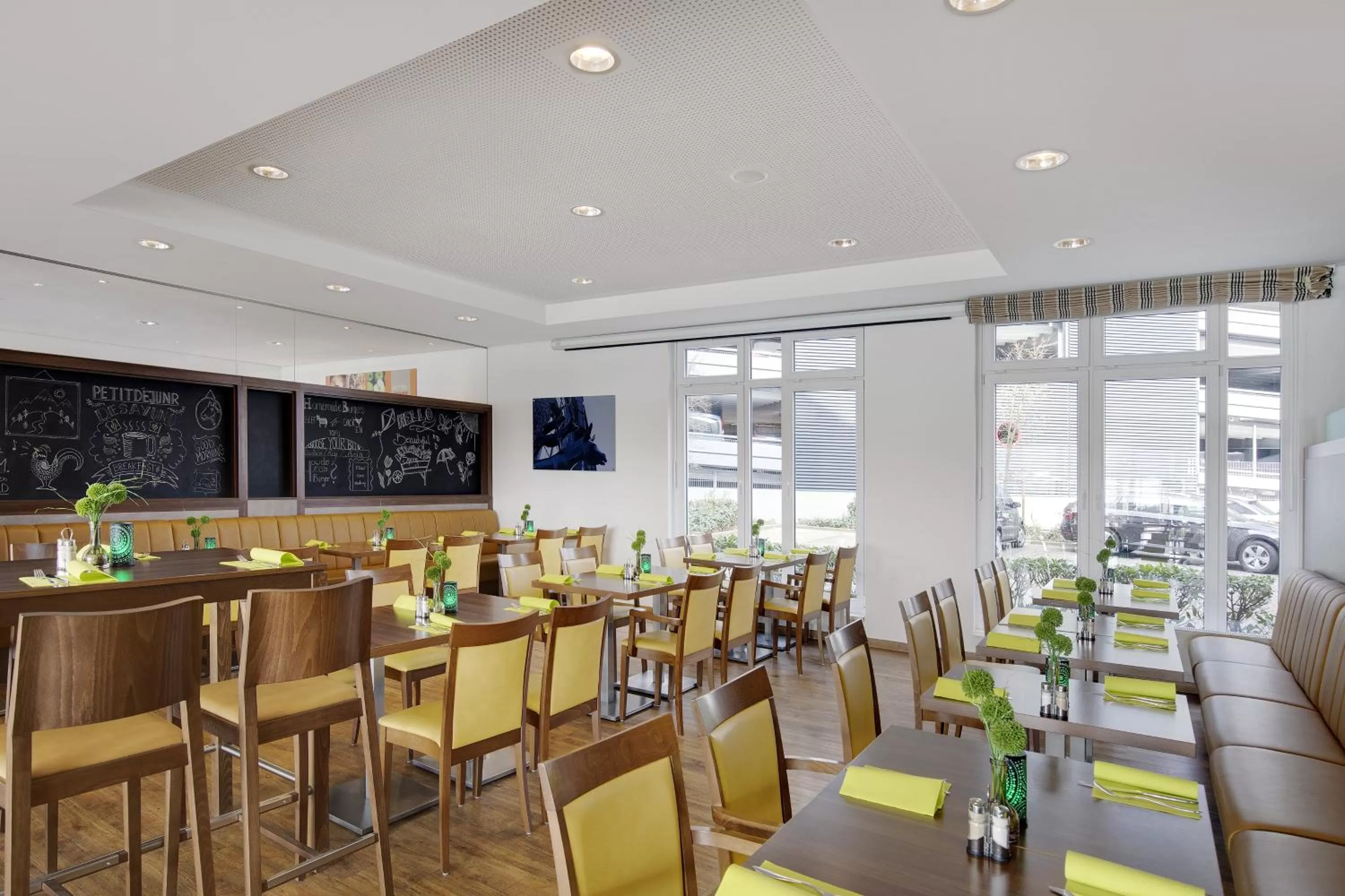 Restaurant/places to eat in Holiday Inn Express Bremen Airport by IHG