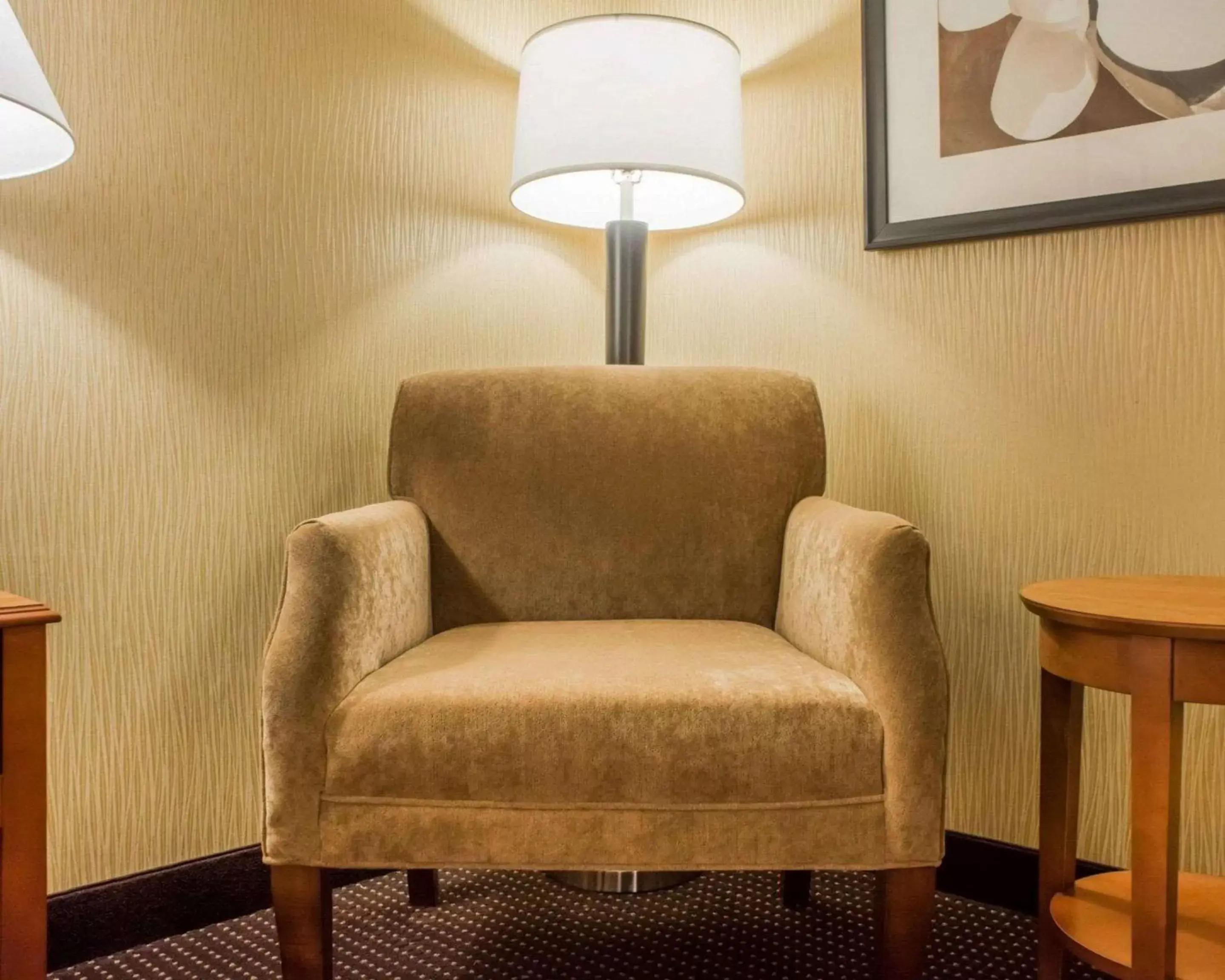 Photo of the whole room, Seating Area in Clarion Hotel & Suites Riverfront Oswego