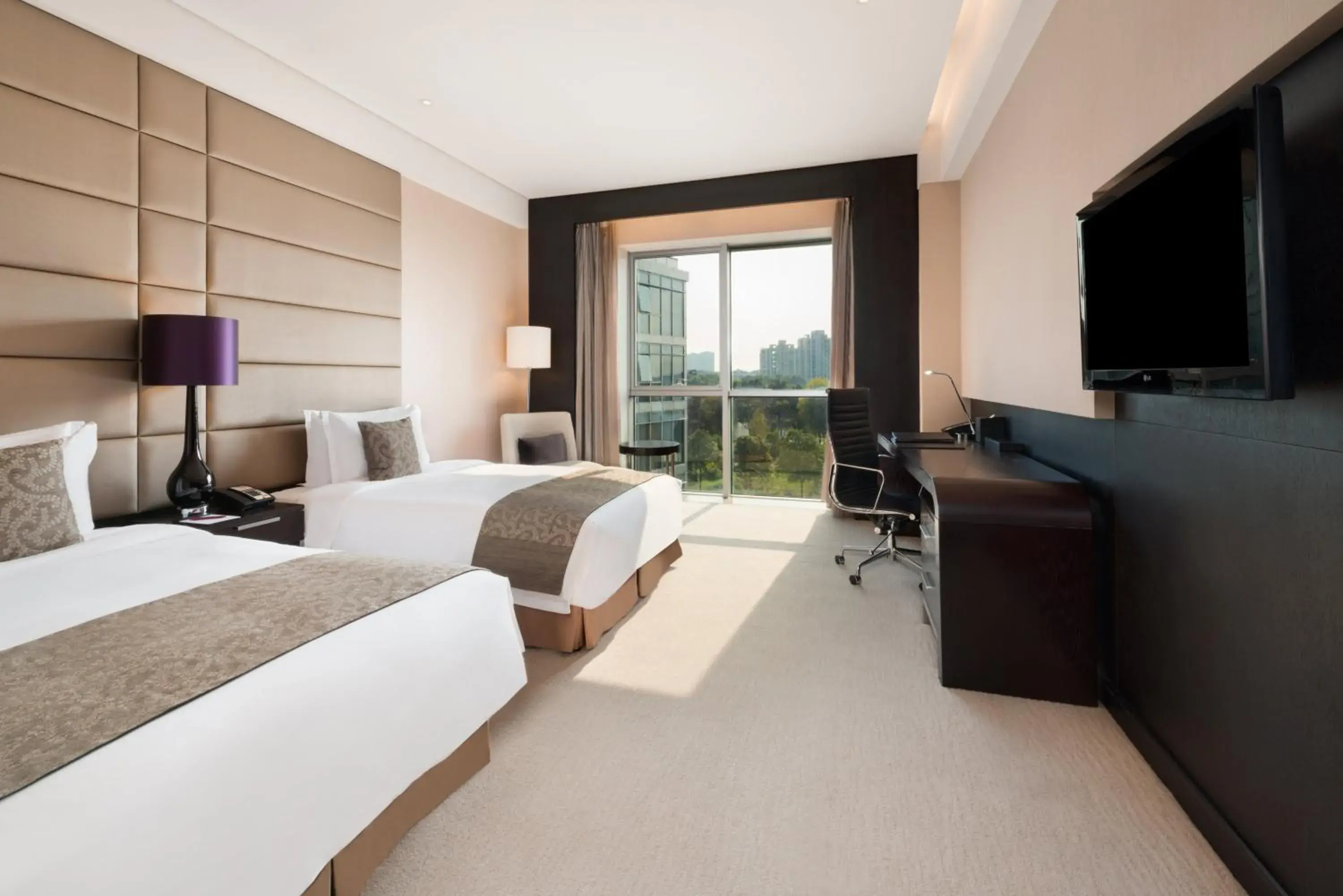 Photo of the whole room, TV/Entertainment Center in Crowne Plaza Shanghai Xiayang Lake, an IHG Hotel