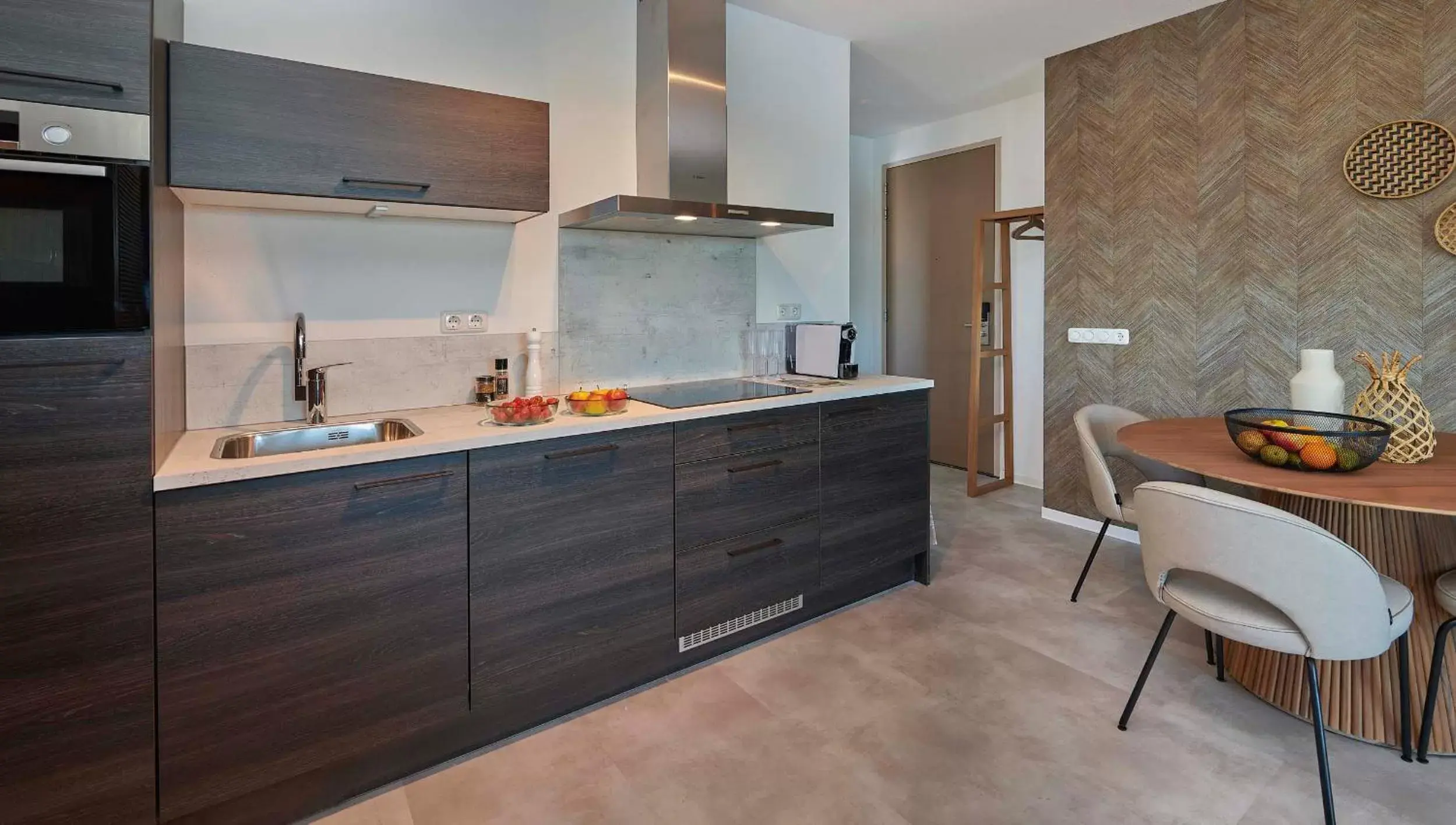 Kitchen or kitchenette, Kitchen/Kitchenette in Parc Maasresidence Thorn Hotel Rooms and Apartments