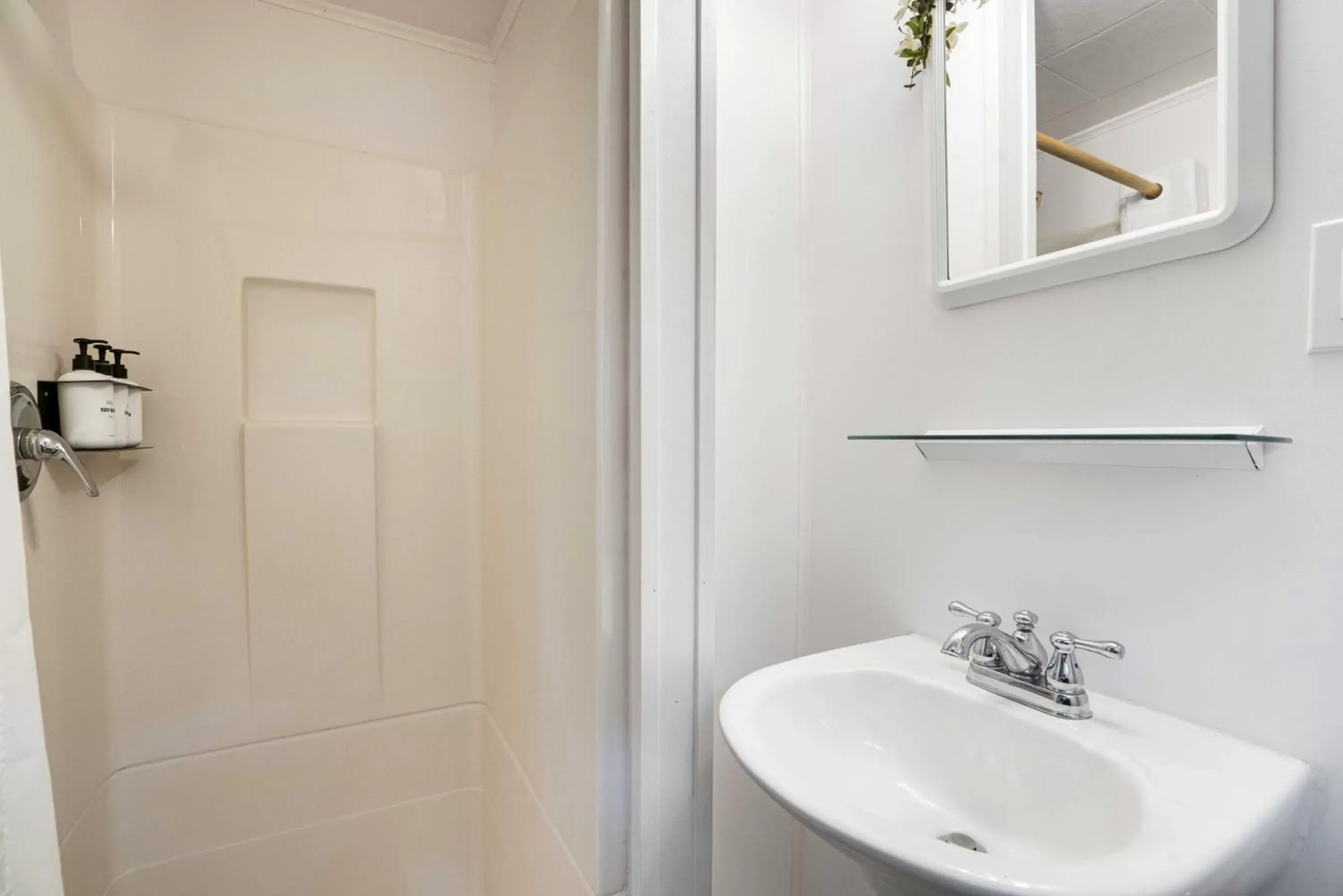 Shower, Bathroom in South Arm Retreats