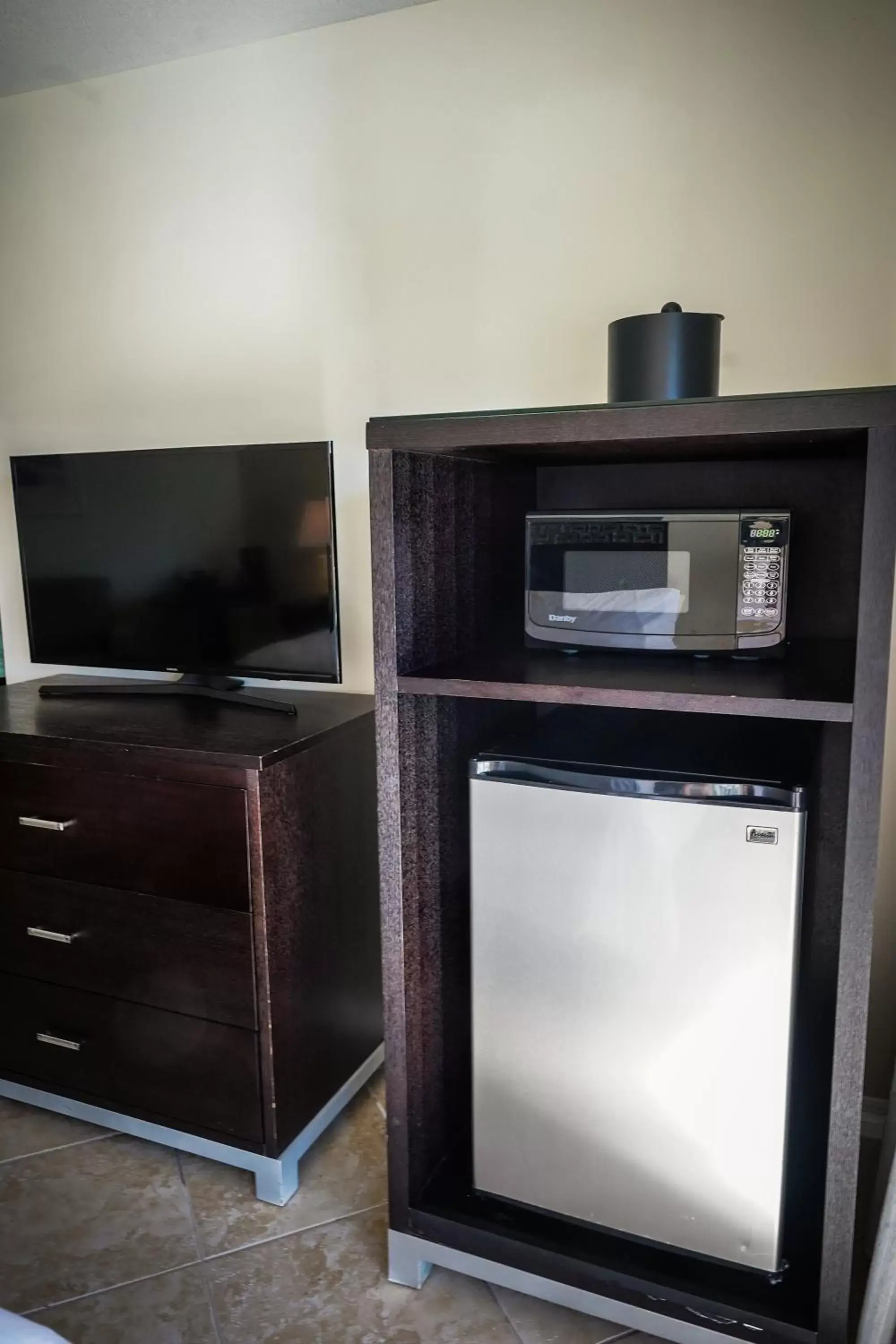 Bedroom, TV/Entertainment Center in Holiday Inn Resort Grand Cayman, an IHG Hotel