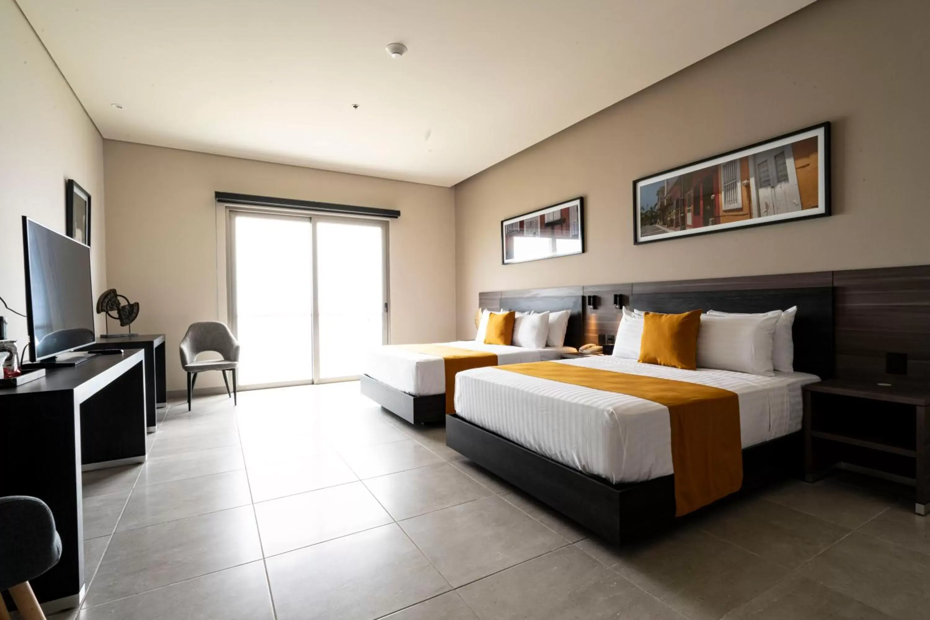 Pool view, Bed in Best Western Plus Riviera Veracruz Pool view, Bed in Best Western Plus Riviera Veracruz