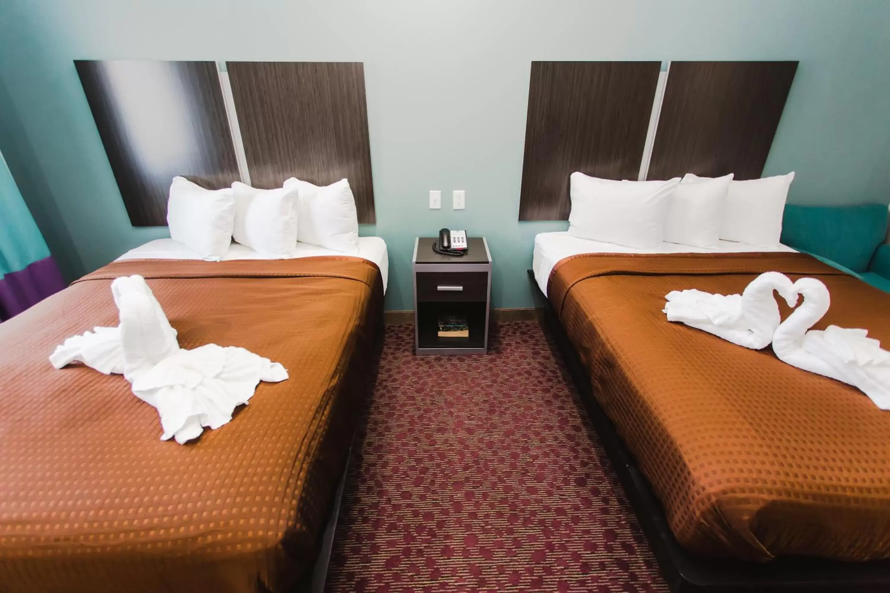 Bedroom, Bed in Express Inn - Spring Bedroom, Bed in Express Inn - Spring