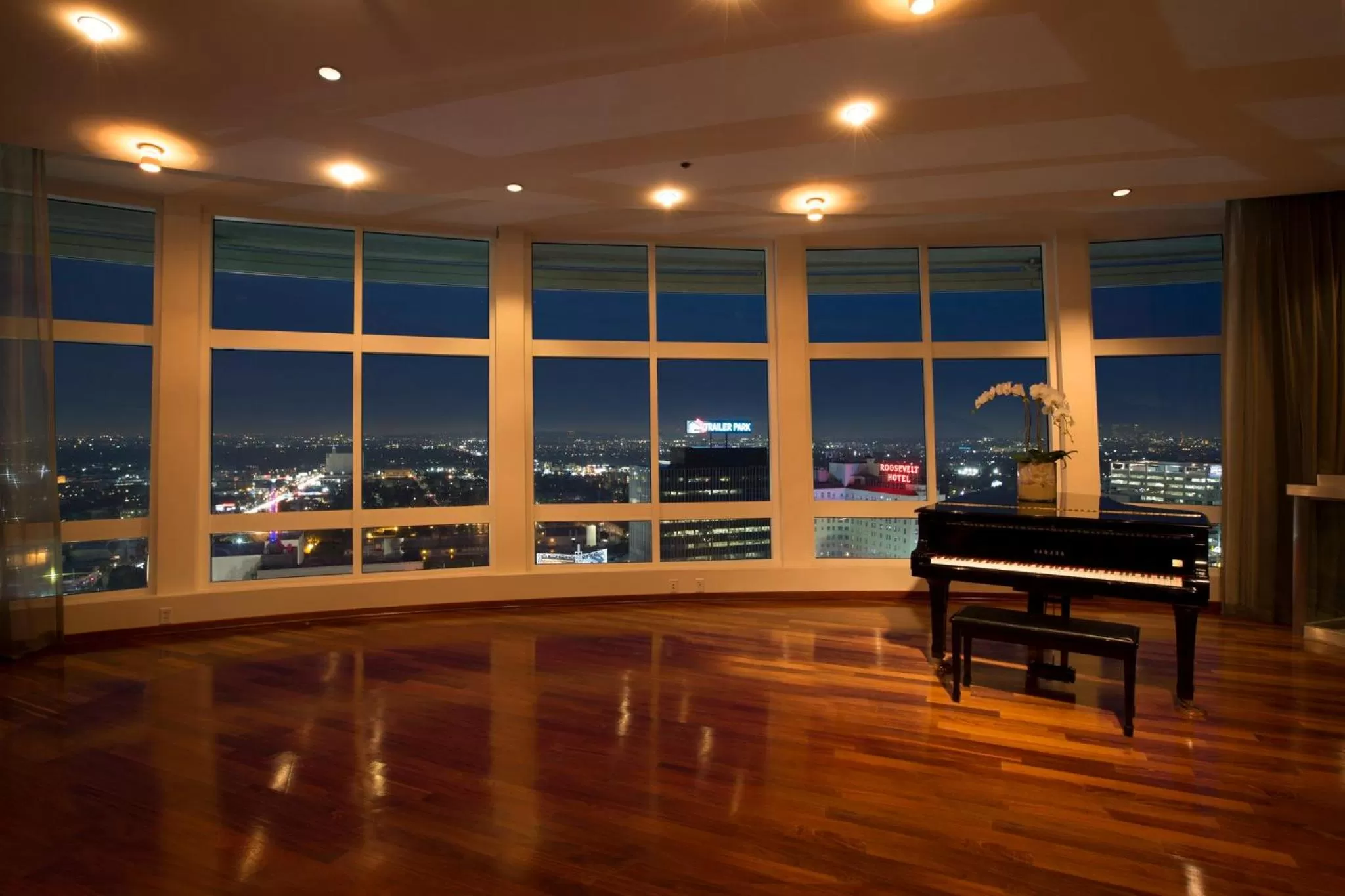 Bedroom in Loews Hollywood Hotel