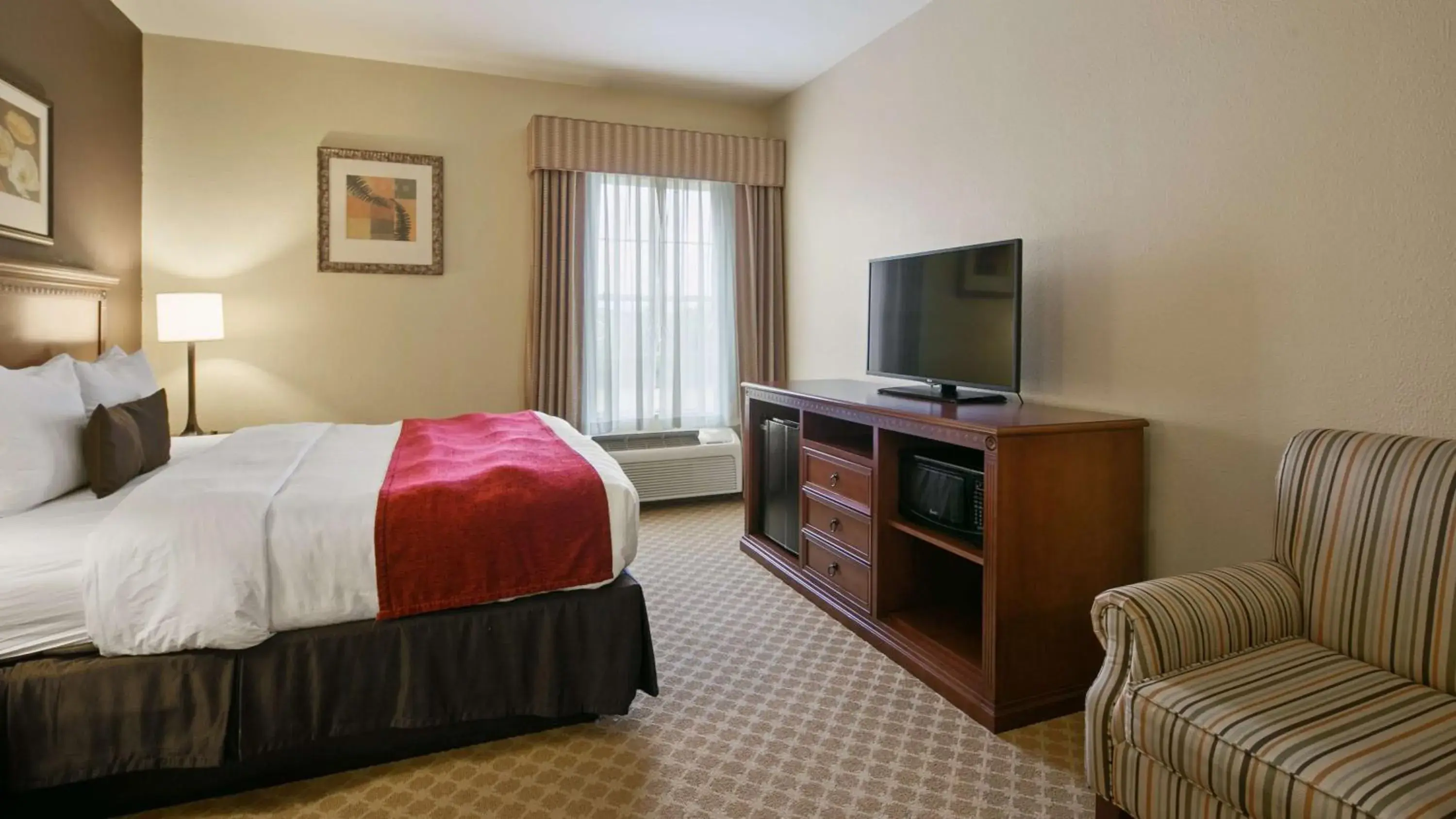 Photo of the whole room, TV/Entertainment Center in Best Western Plus Georgetown Inn & Suites