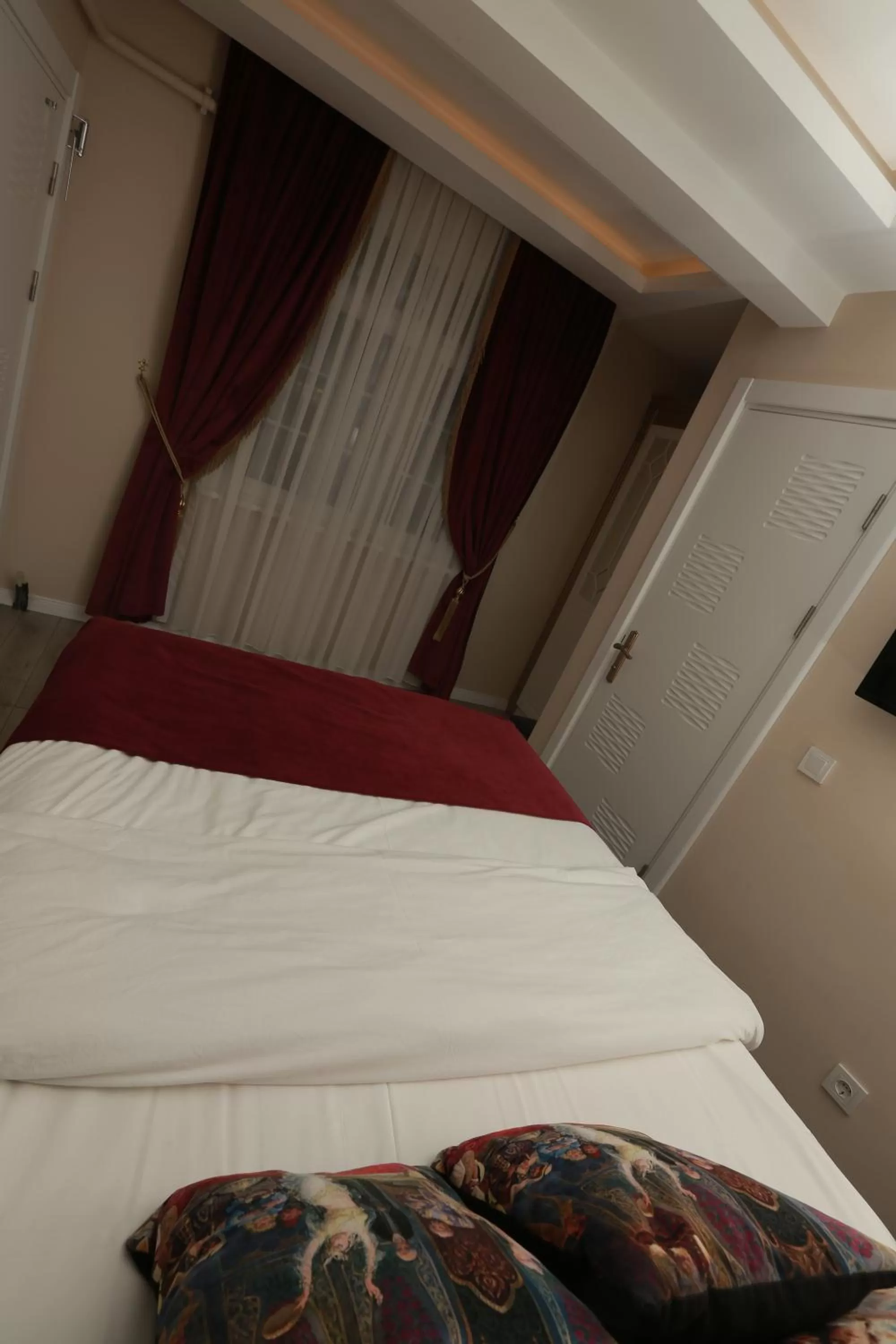 Quiet street view, Bed in Constantinopolis Hotel