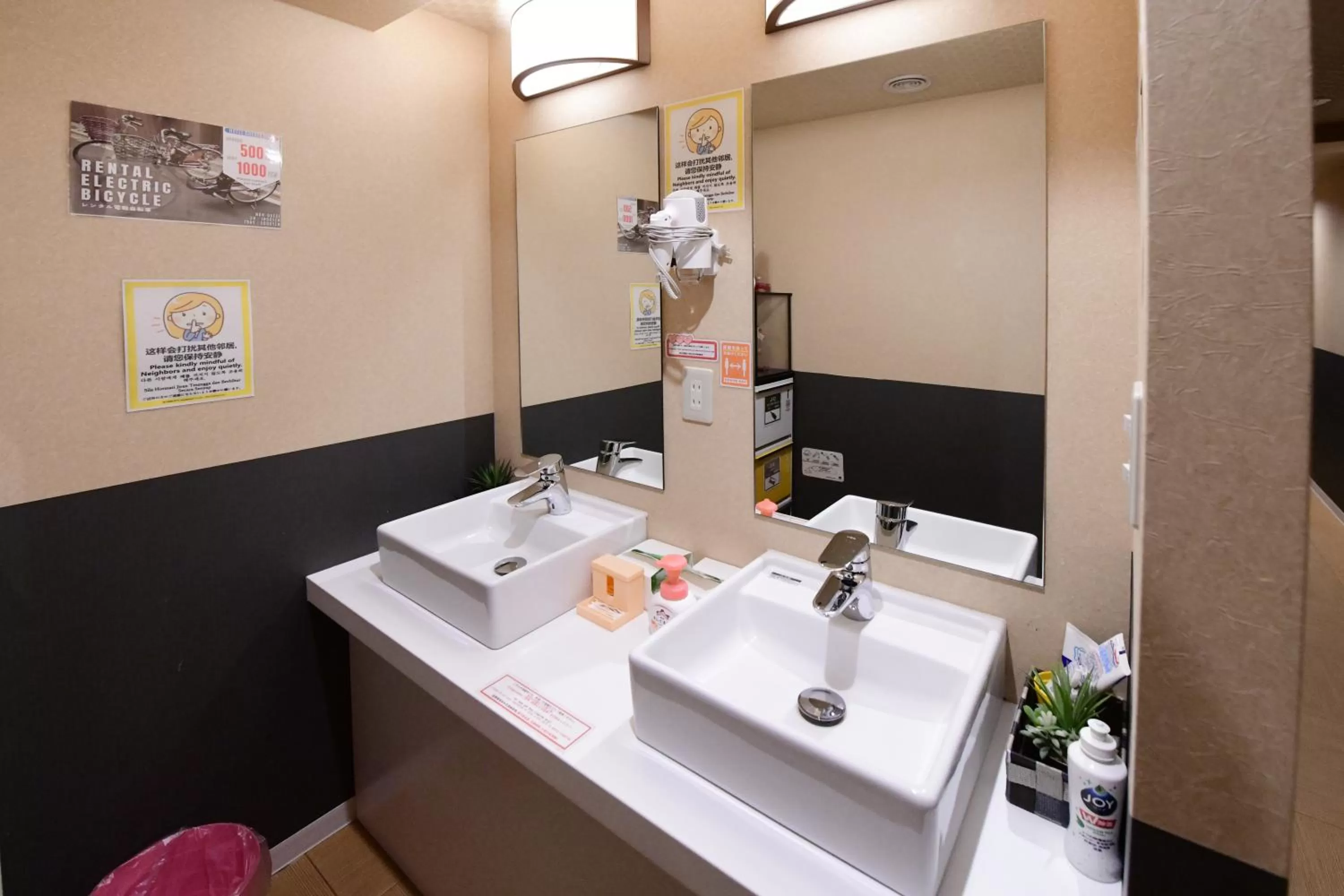 Bathroom in 無料wi-fi JING HOUSE 秋葉原 電動自転車レンタル