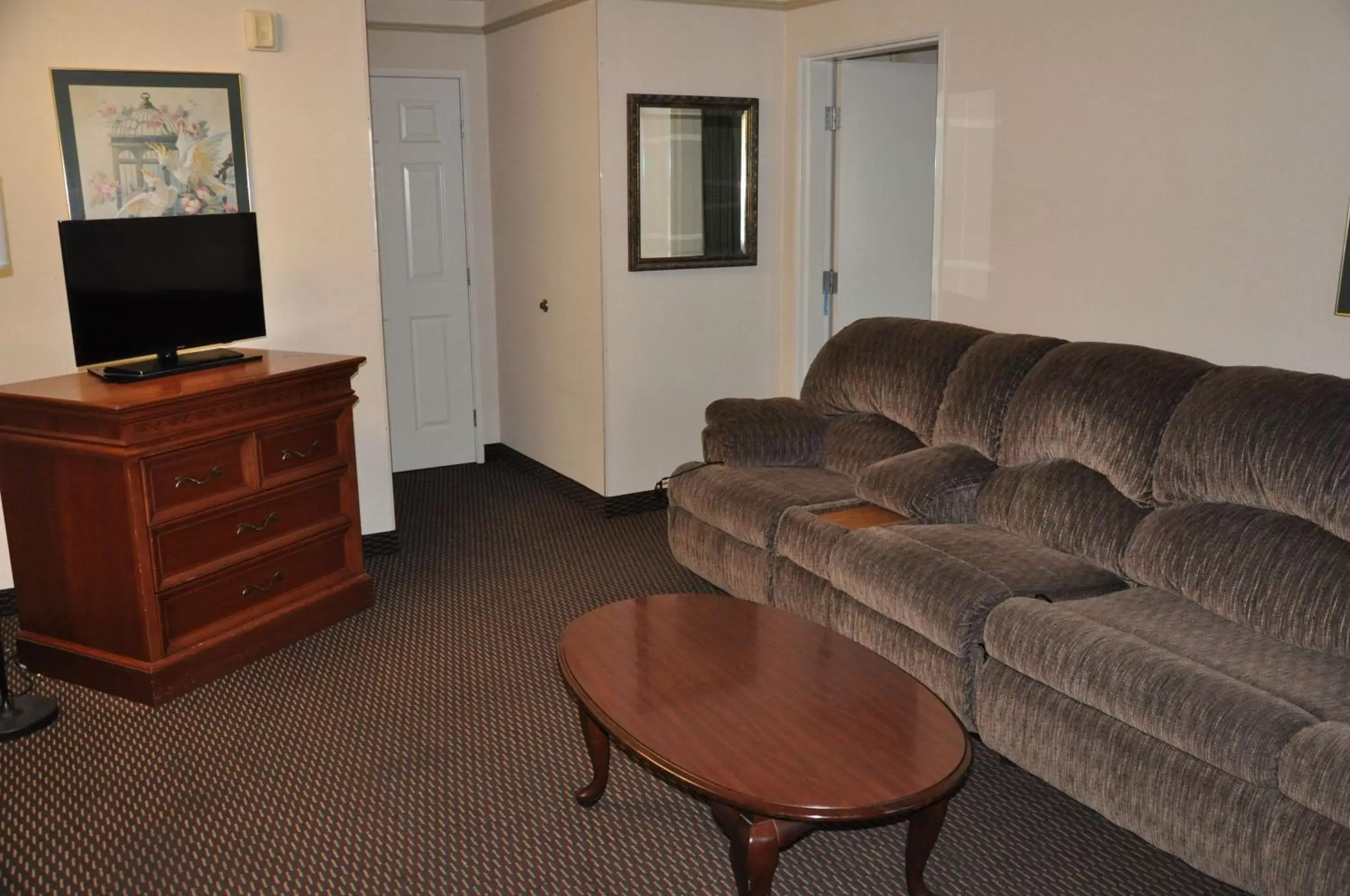 Photo of the whole room, Seating Area in SureStay Hotel by Best Western Castro Valley