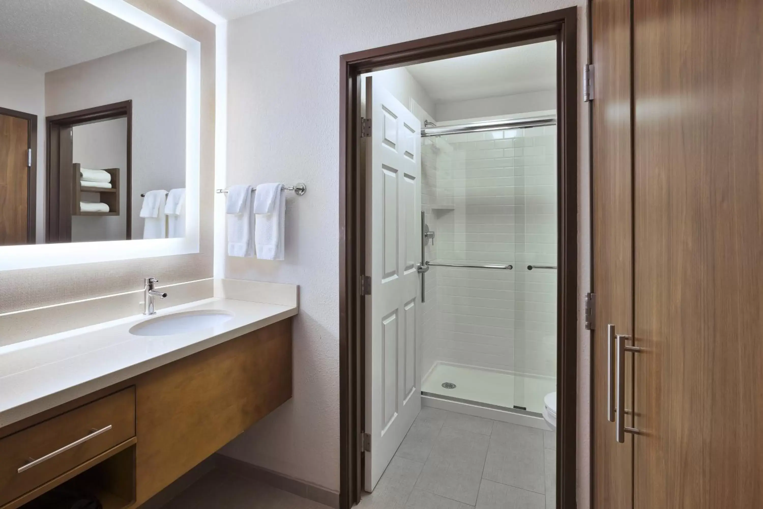 Deluxe One-Bedroom Queen Suite with One Queen Bed with Fireplace in Staybridge Suites Columbia-Highway 63 & I-70 by IHG Deluxe One-Bedroom Queen Suite with One Queen Bed with Fireplace in Staybridge Suites Columbia-Highway 63 & I-70 by IHG