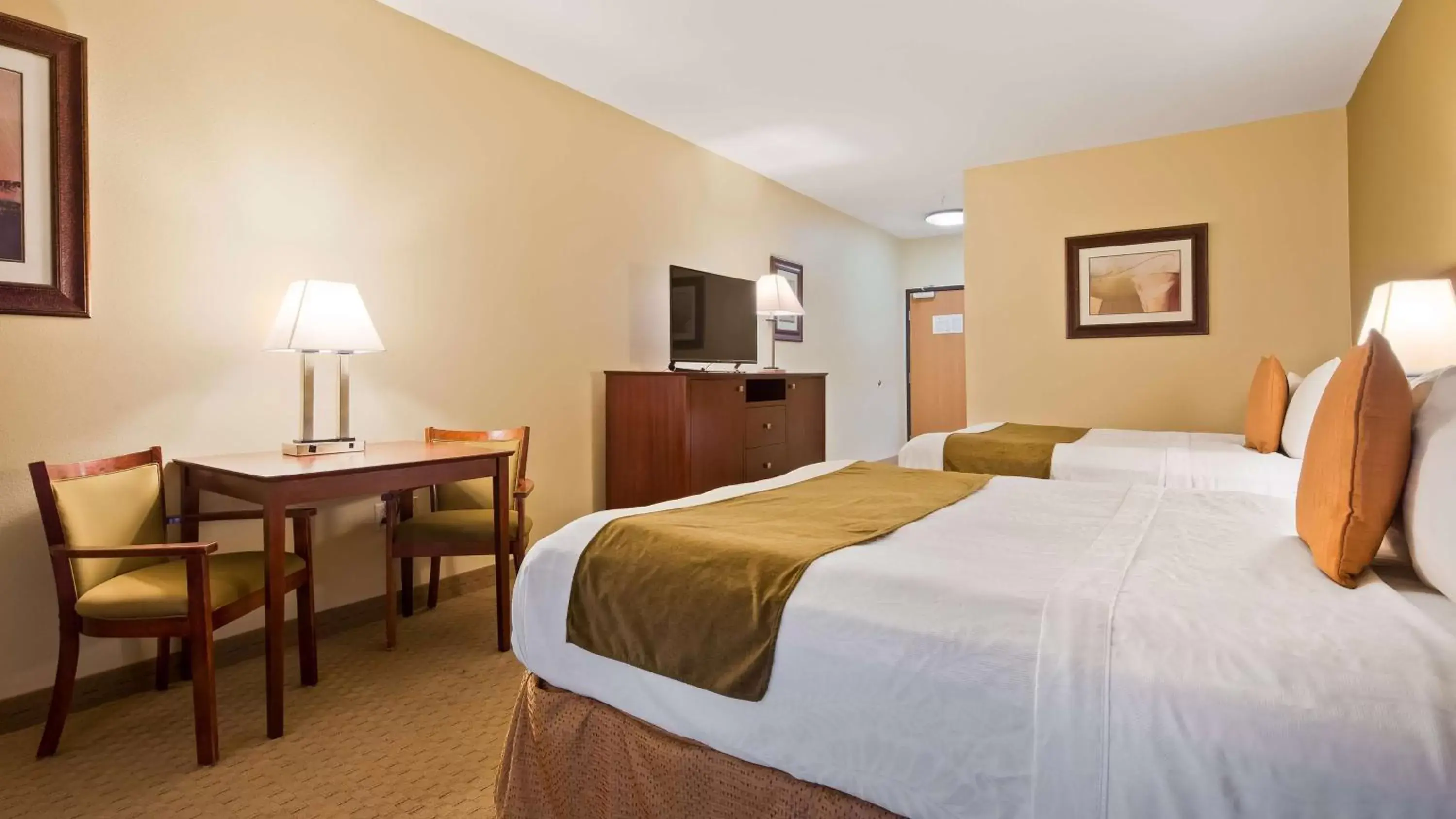 Photo of the whole room, Bed in Best Western Plus Montezuma Inn And Suites