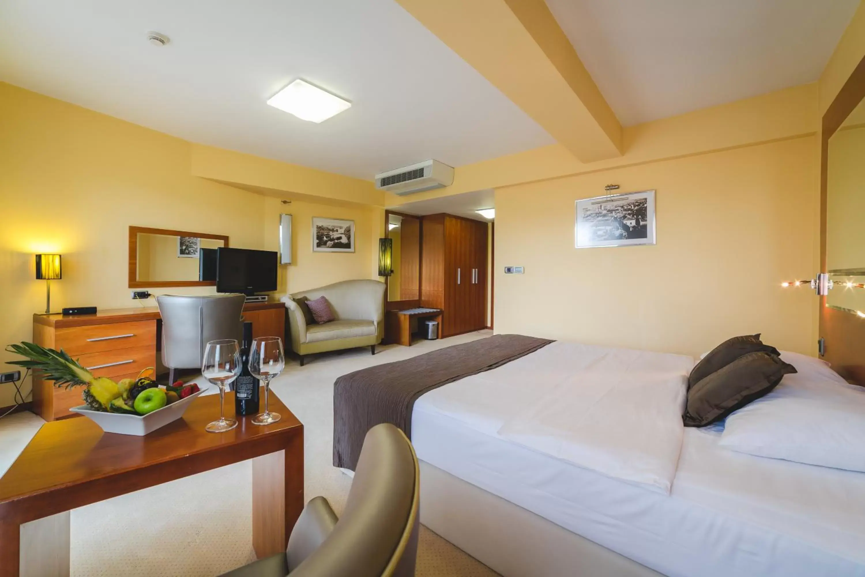 TV and multimedia, Bed in Hotel Podgorica TV and multimedia, Bed in Hotel Podgorica