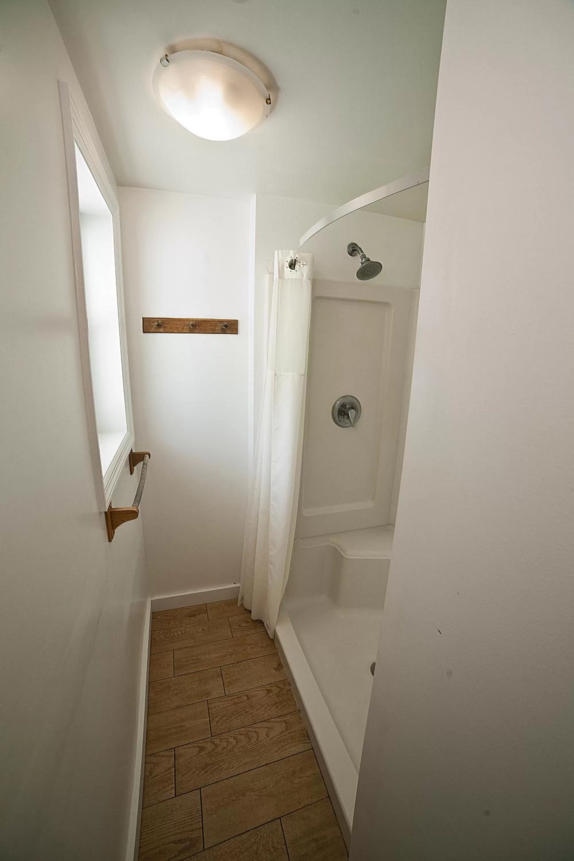 Bathroom in Georgianne Inn & Suites check in 212 Bulter Ave