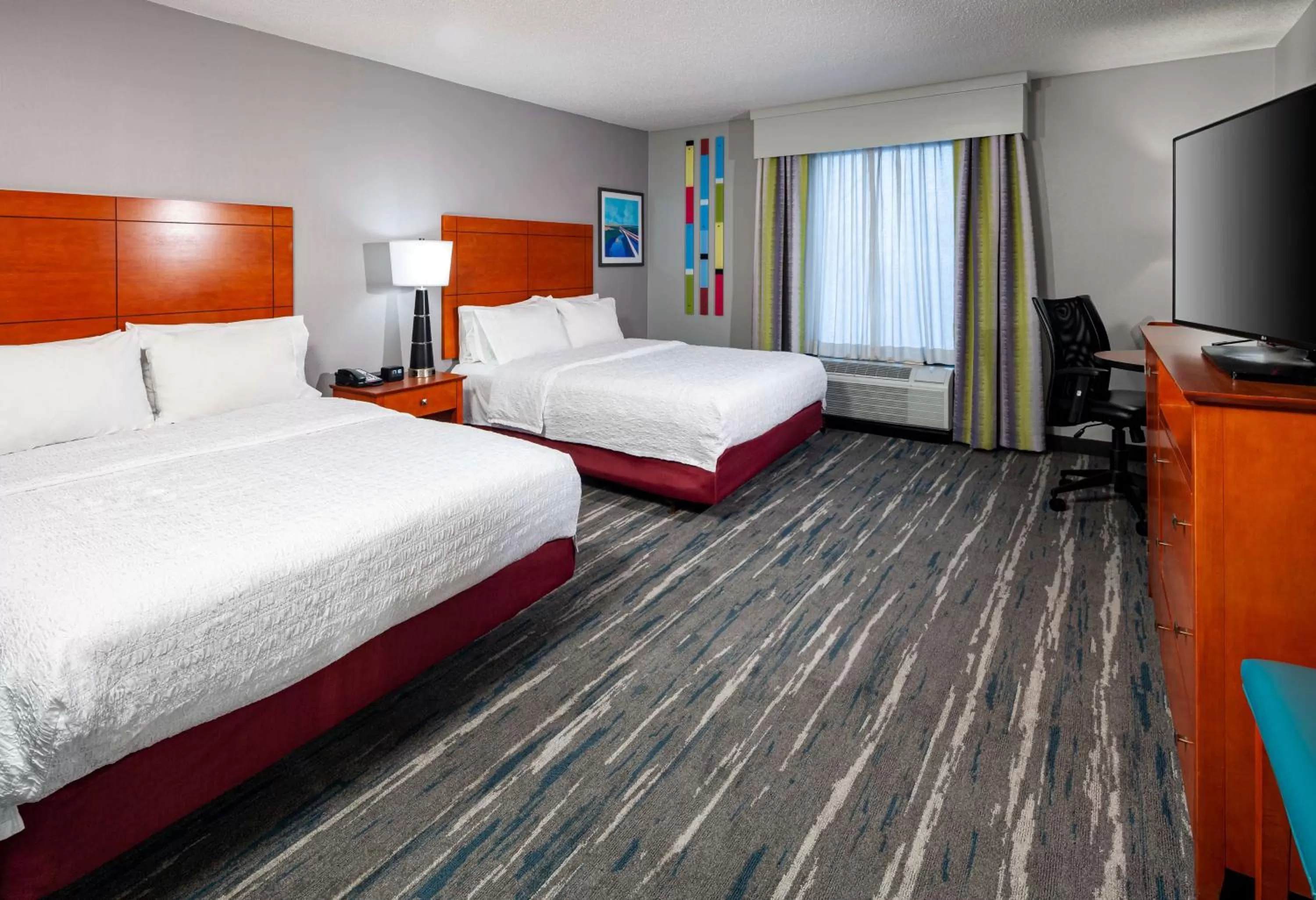 Bed in Hampton Inn & Suites Mobile I-65@ Airport Boulevard
