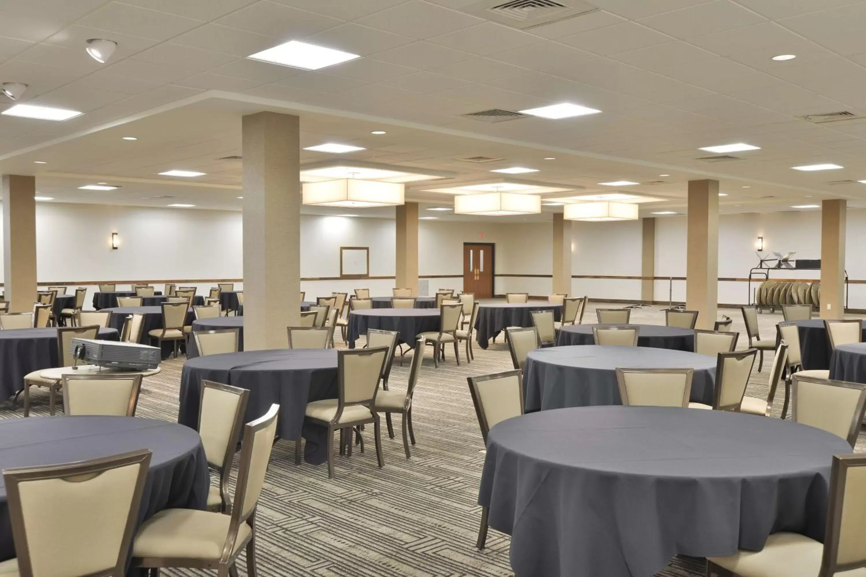 Meeting/conference room, Restaurant/Places to Eat in The Lismore Hotel Eau Claire - a DoubleTree by Hilton