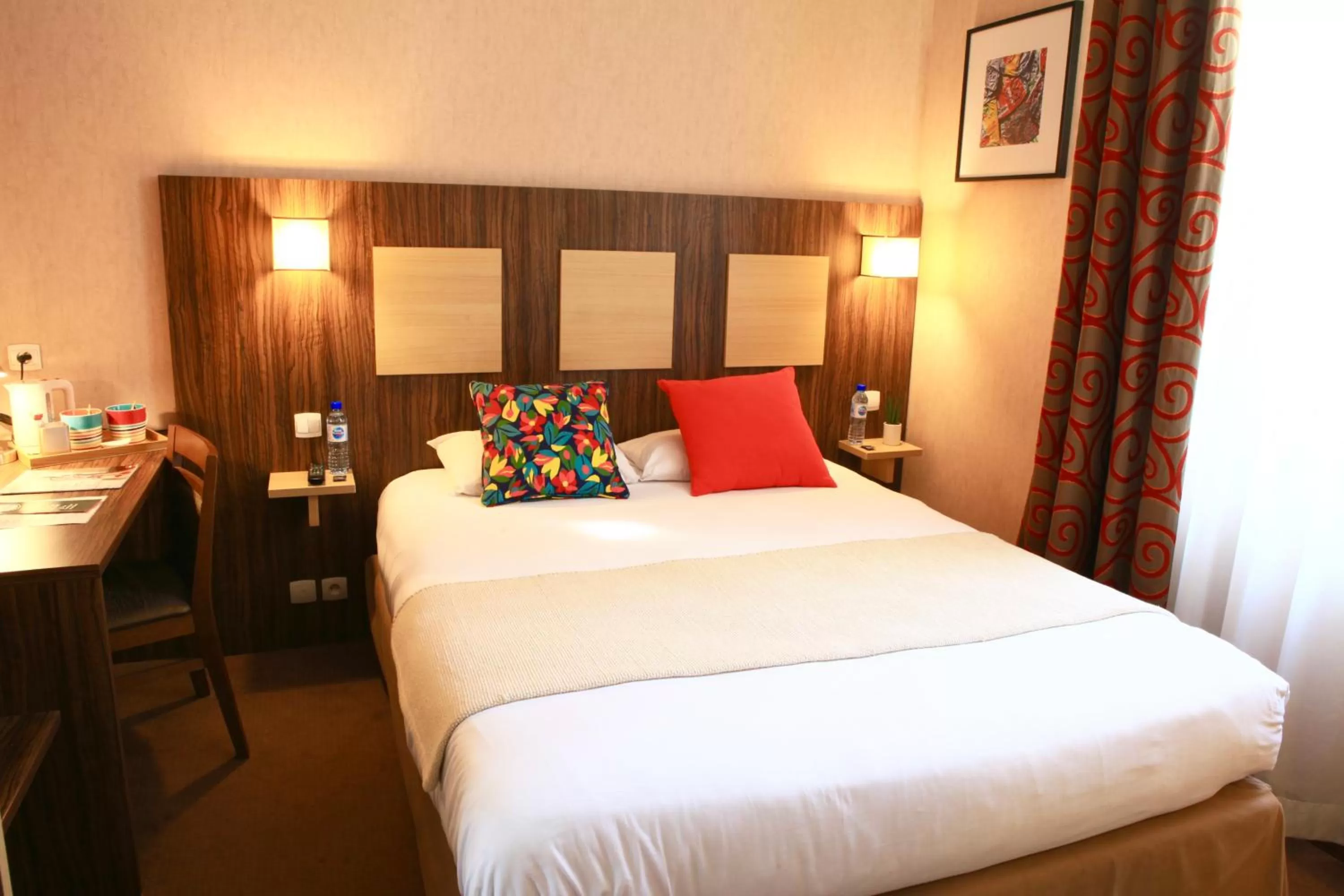 Bed in Logis Hôtels- Hôtel Marguerite d'Anjou Angers château