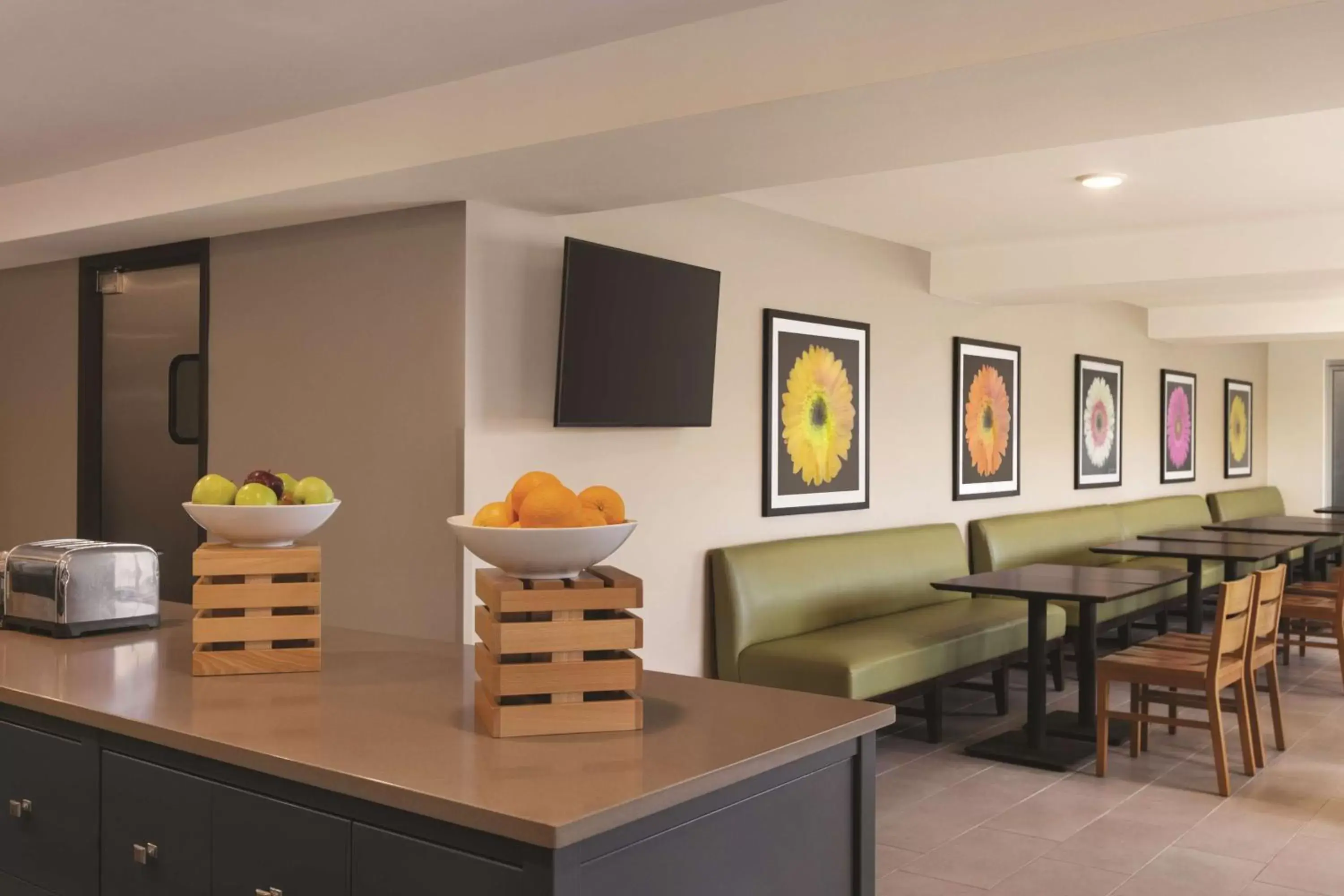 Restaurant/places to eat in Country Inn & Suites by Radisson, Madison, WI