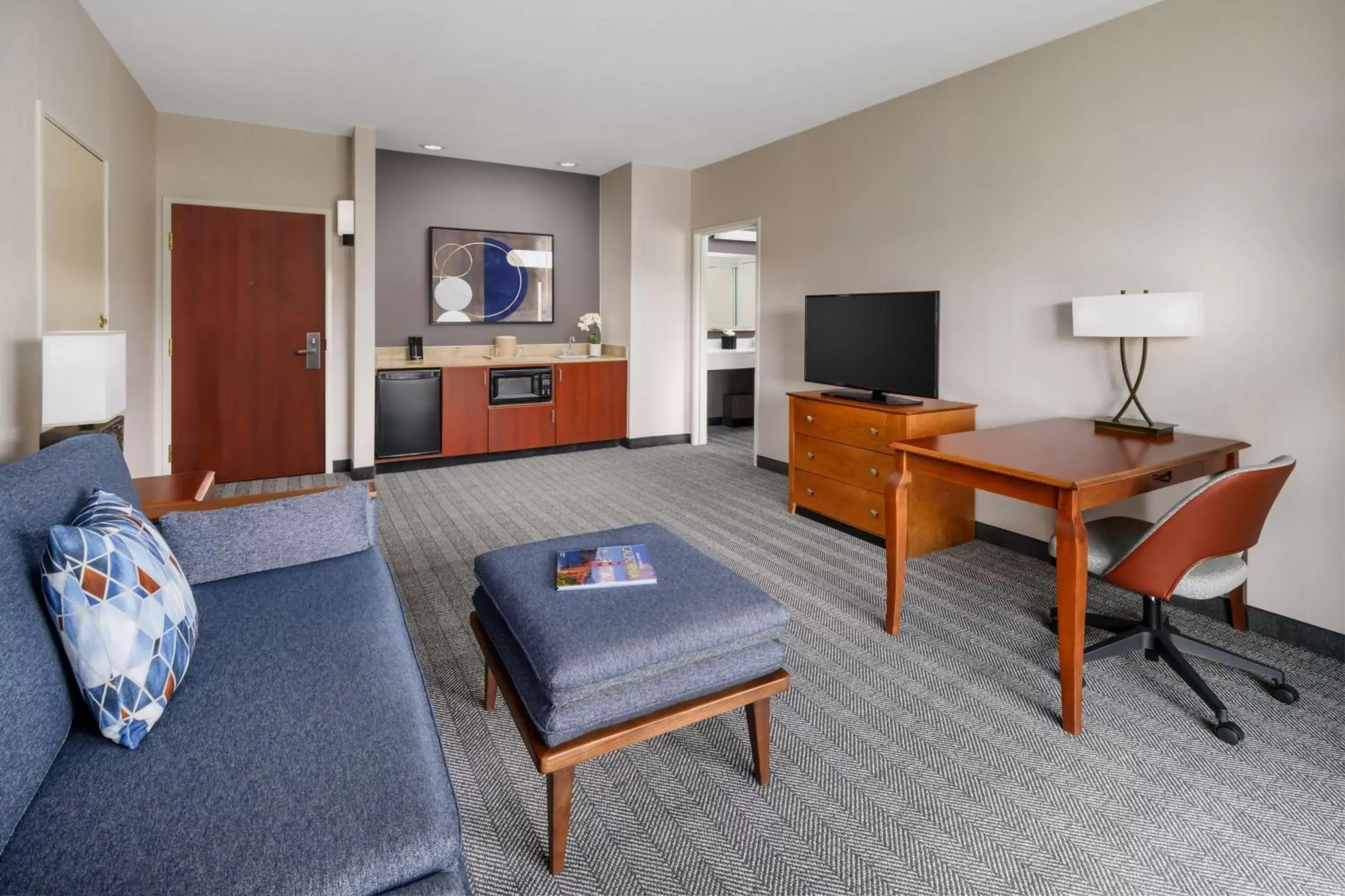 Living room, TV/Entertainment Center in Courtyard by Marriott Sacramento Folsom