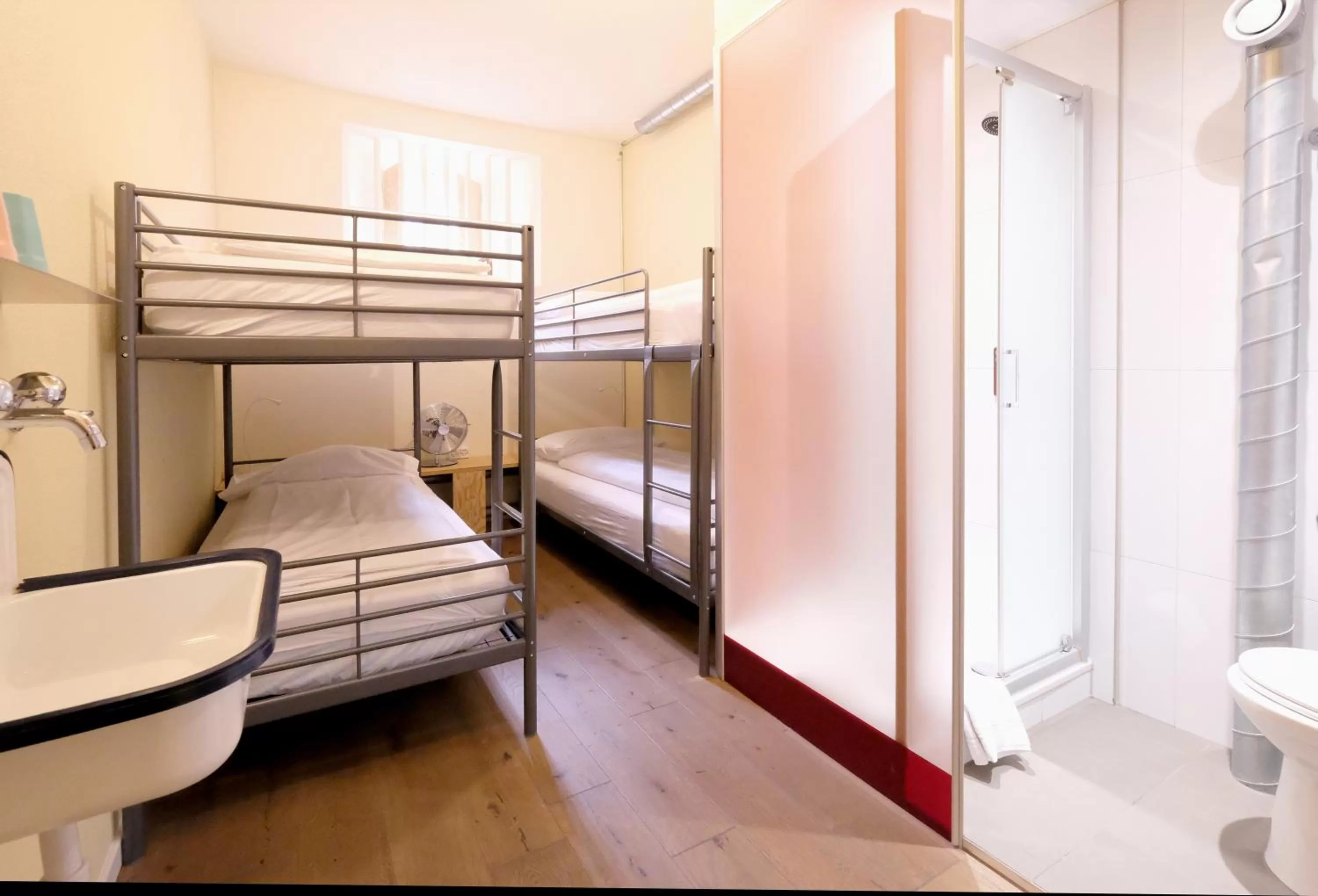 Photo of the whole room, Bed in Barabas Luzern