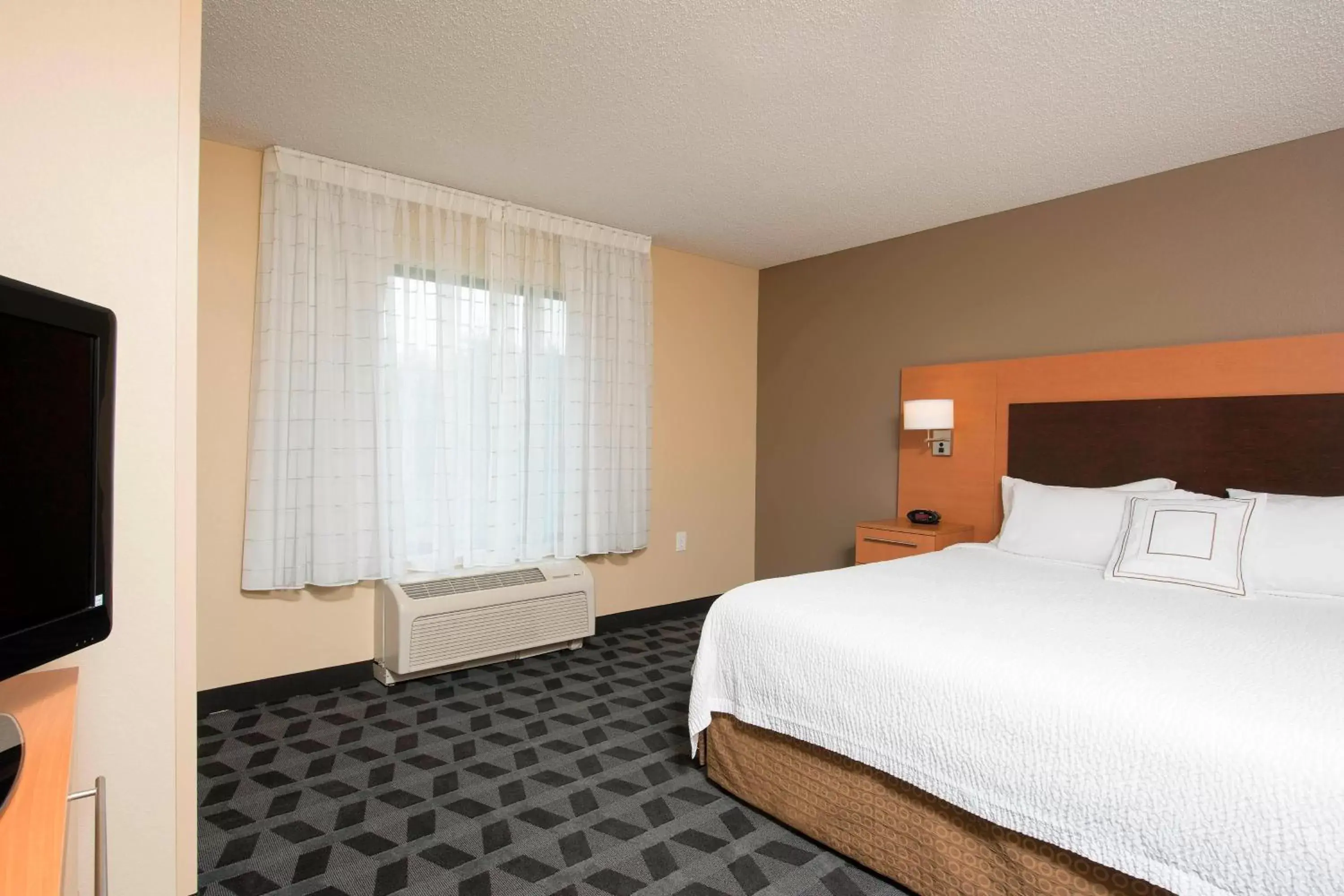 Bedroom, Bed in TownePlace Suites by Marriott Kalamazoo